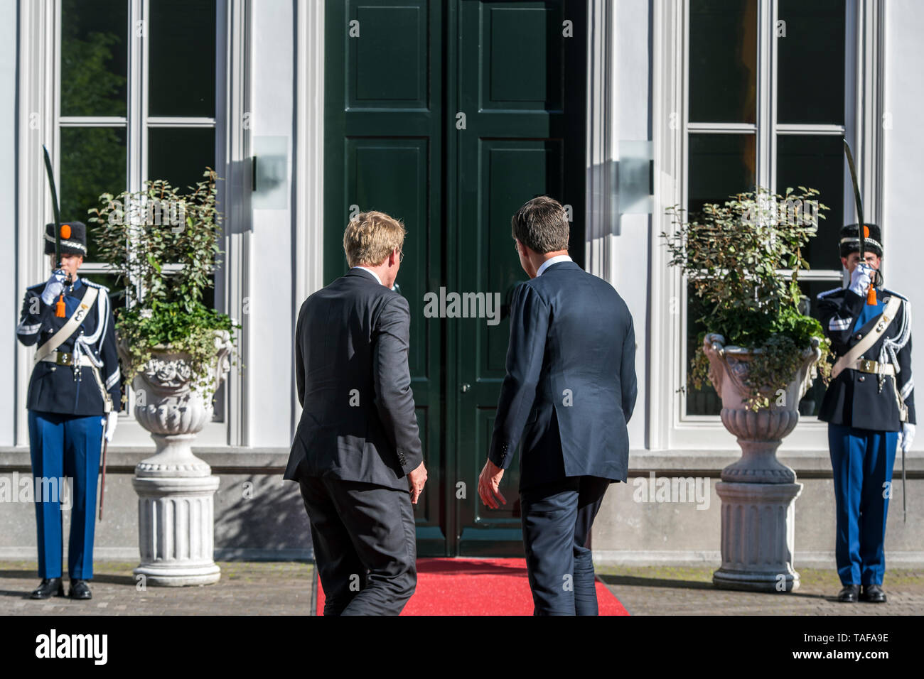 Le premier ministre Mark Rutte a reçu le président du Conseil fédéral Daniel Günther au Catshuis, la résidence du Premier Ministre pour une réunion bilatérale et un dîner de travail sur le climat et l'énergie. Depuis 2000 il est d'usage que le président du Conseil fédéral de changer chaque année pour visiter les Pays-Bas. ( De gauche à droite : Daniel Günther et Mark Rutte) Banque D'Images