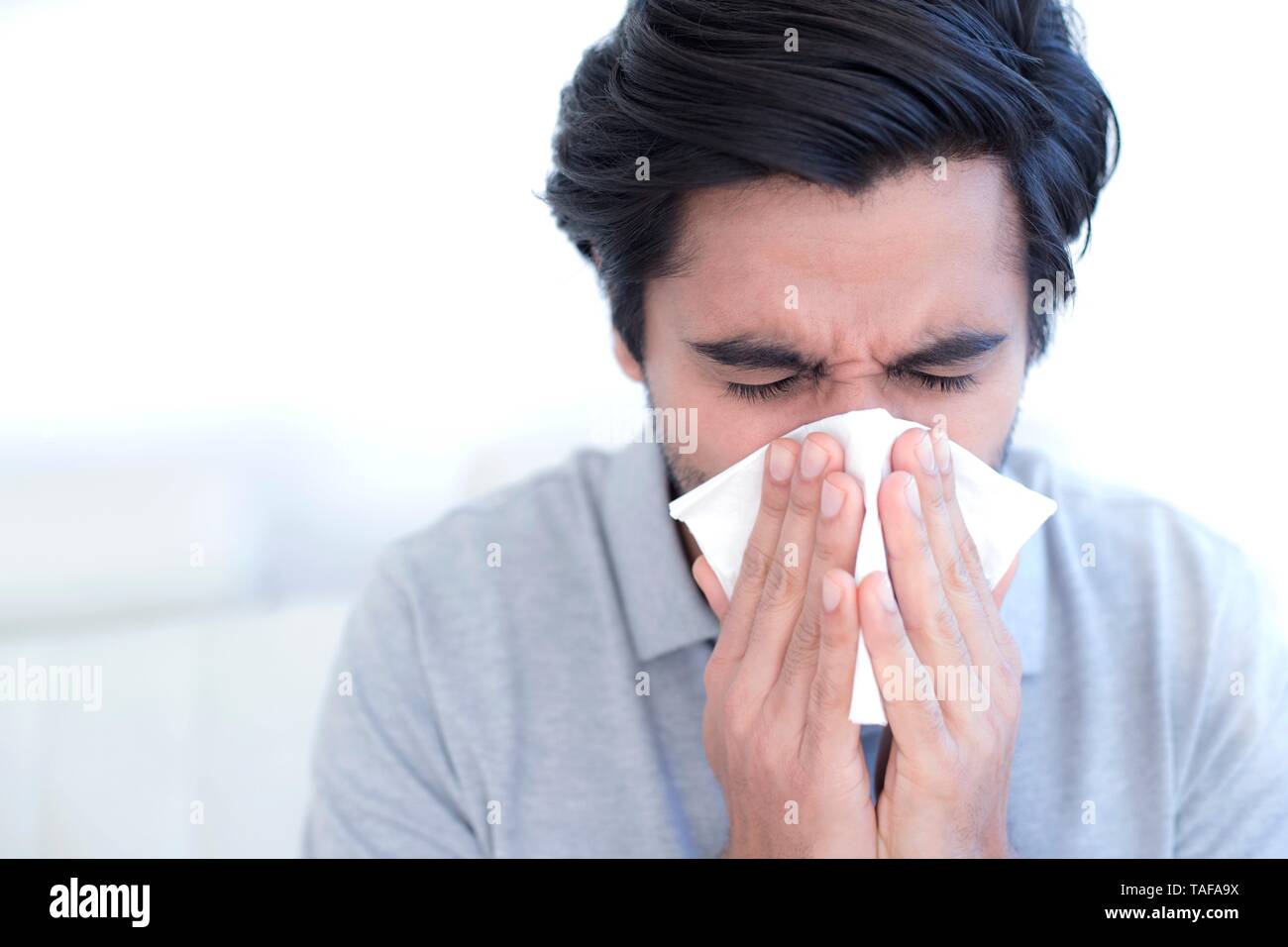 Homme éternuements Banque D'Images