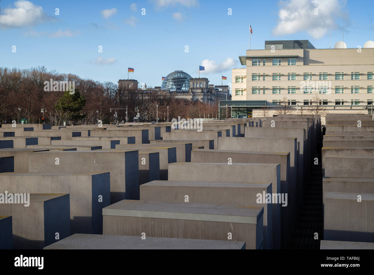 Des centaines de stèles de béton ou au Mémorial aux Juifs assassinés d'Europe (Holocaust Memorial) à Berlin. Le Reichstag est dans l'arrière-plan. Banque D'Images