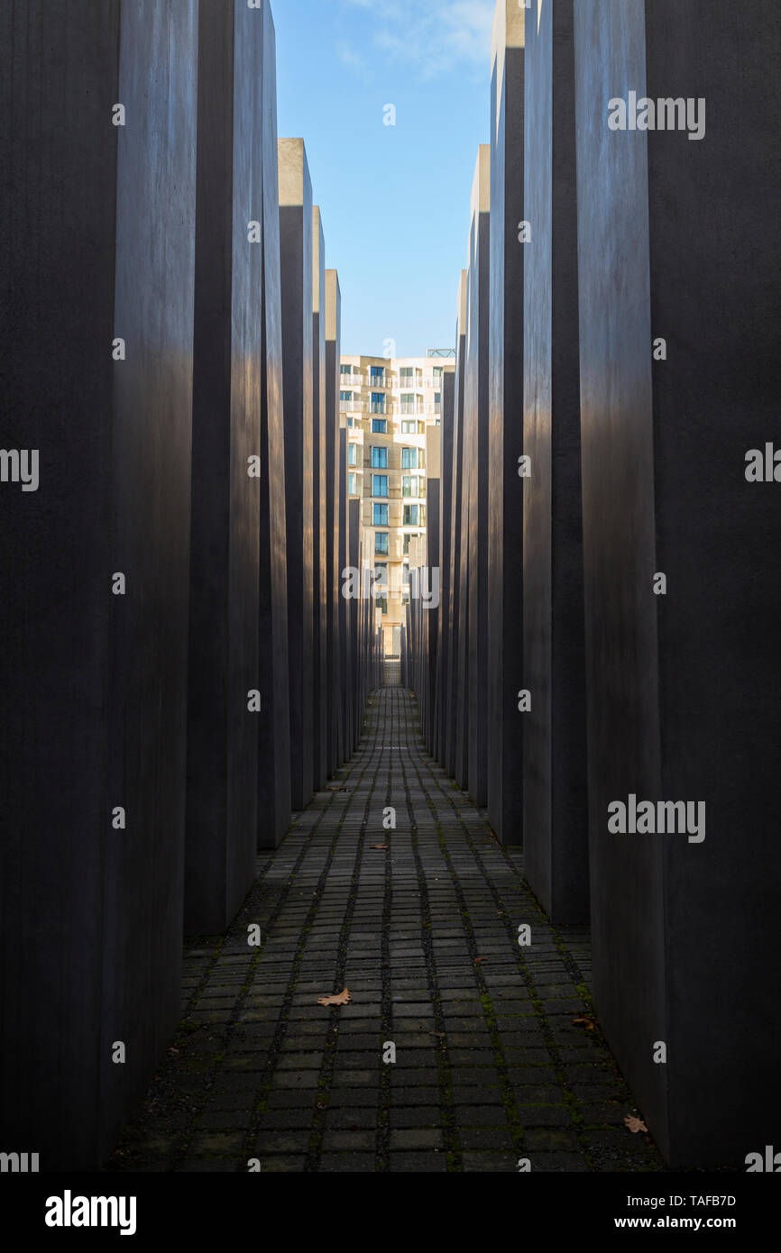 Sentier entre des dizaines de dalles en béton ou stèles au Mémorial aux Juifs assassinés d'Europe, également connu sous le nom de Mémorial de l'Holocauste, à Berlin, Allemagne. Banque D'Images