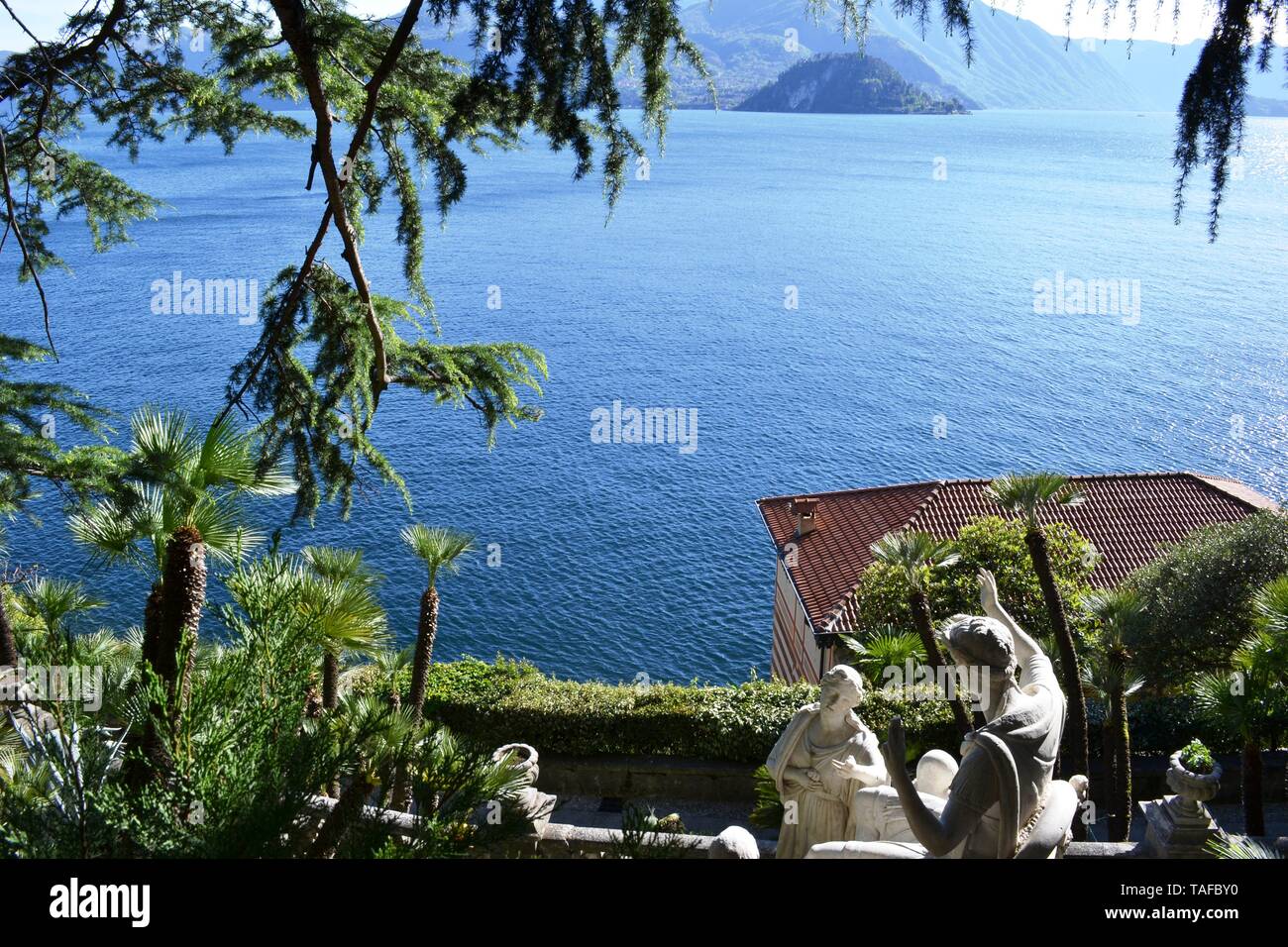 Varenna/Italie - 9 Avril 2014 : sculptures antiques de la Villa Monastero à Varenna et vue panoramique sur le lac de Côme et de la péninsule de Bellagio. Banque D'Images