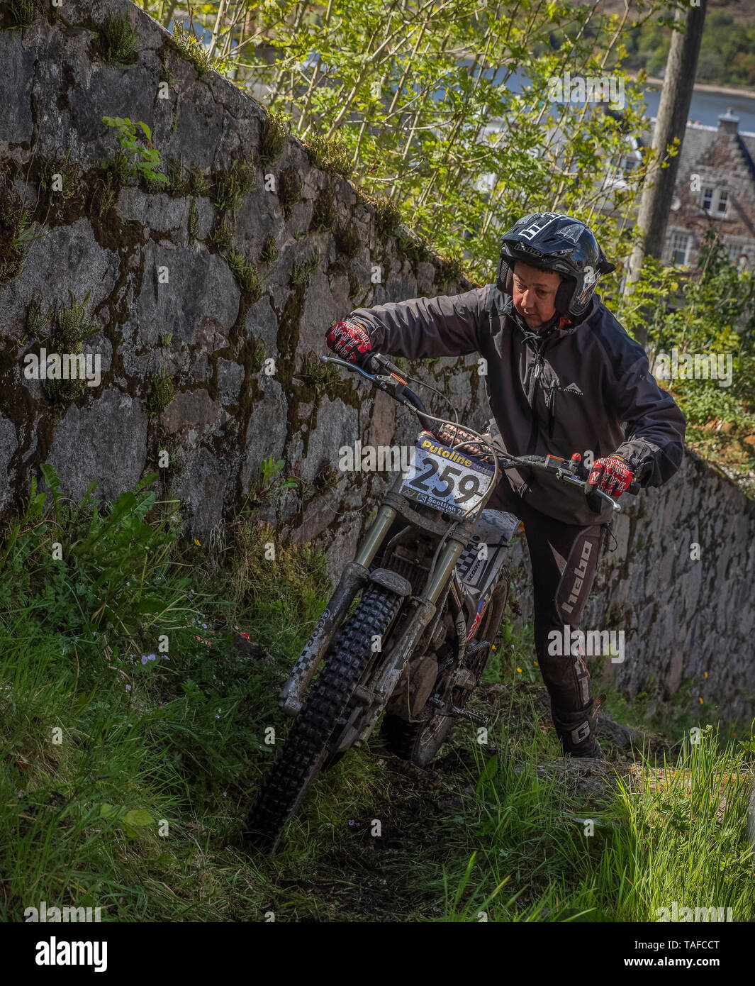 Motorcylist en haut de l'escarpement du terrain au cours de la Scottish Six jours Essais cliniques à Fort William en Ecosse Banque D'Images
