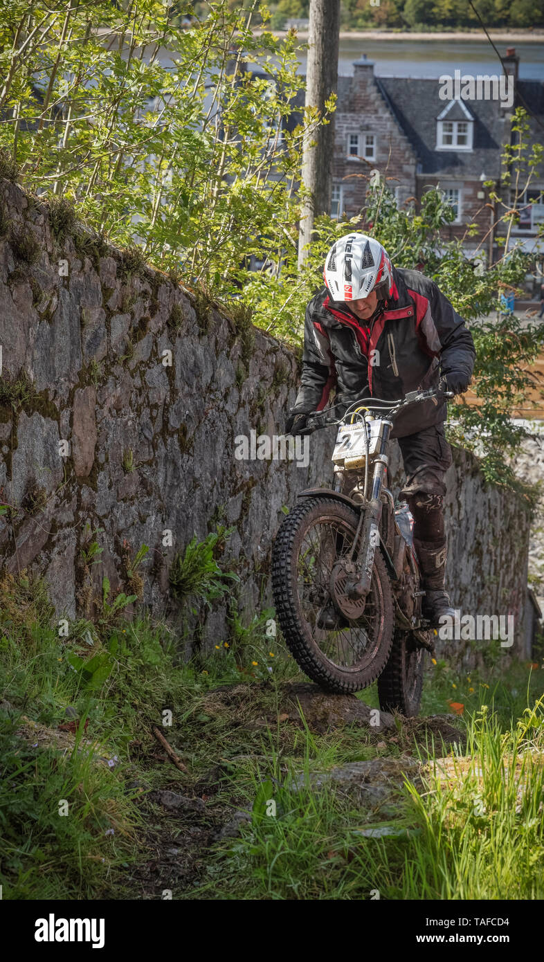 Pilote moto allant jusqu'à la colline sur terrain rocheux au cours du procès de six jours d'Écosse à Fort William en Ecosse Banque D'Images
