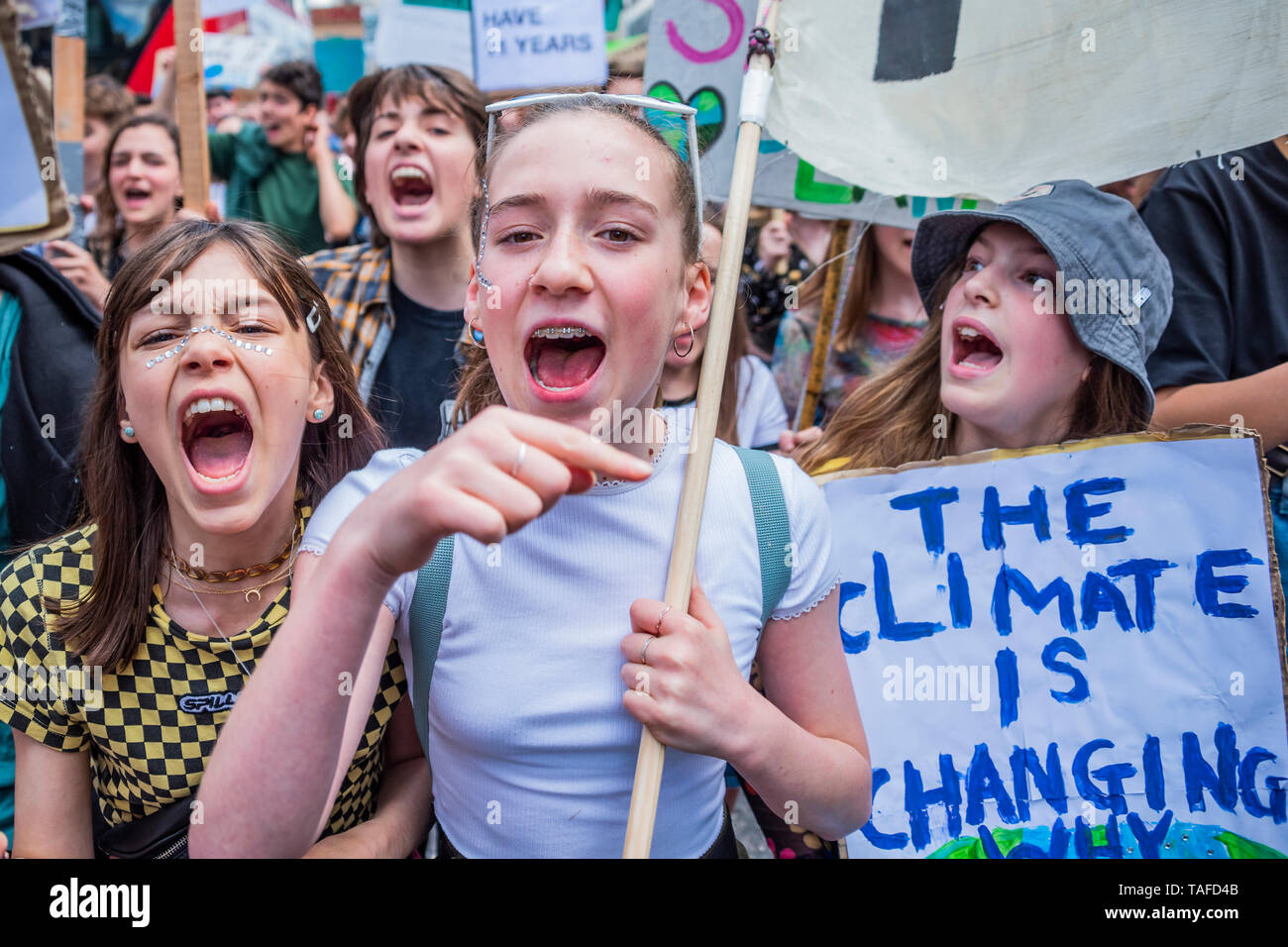 Londres, Royaume-Uni. 24 mai, 2019. Les enfants et les jeunes de l'école rendez-vous sur strke une fois de plus pour réclamer des mesures sur le changement climatique et comment il peut affecter leur avenir. Ils se réunissent à la place du Parlement et de Westminster ronde mars puis, s'arrêtant à la Dept de l'Education, de Downing Street et Trafalgar Square. Crédit : Guy Bell/Alamy Live News Banque D'Images