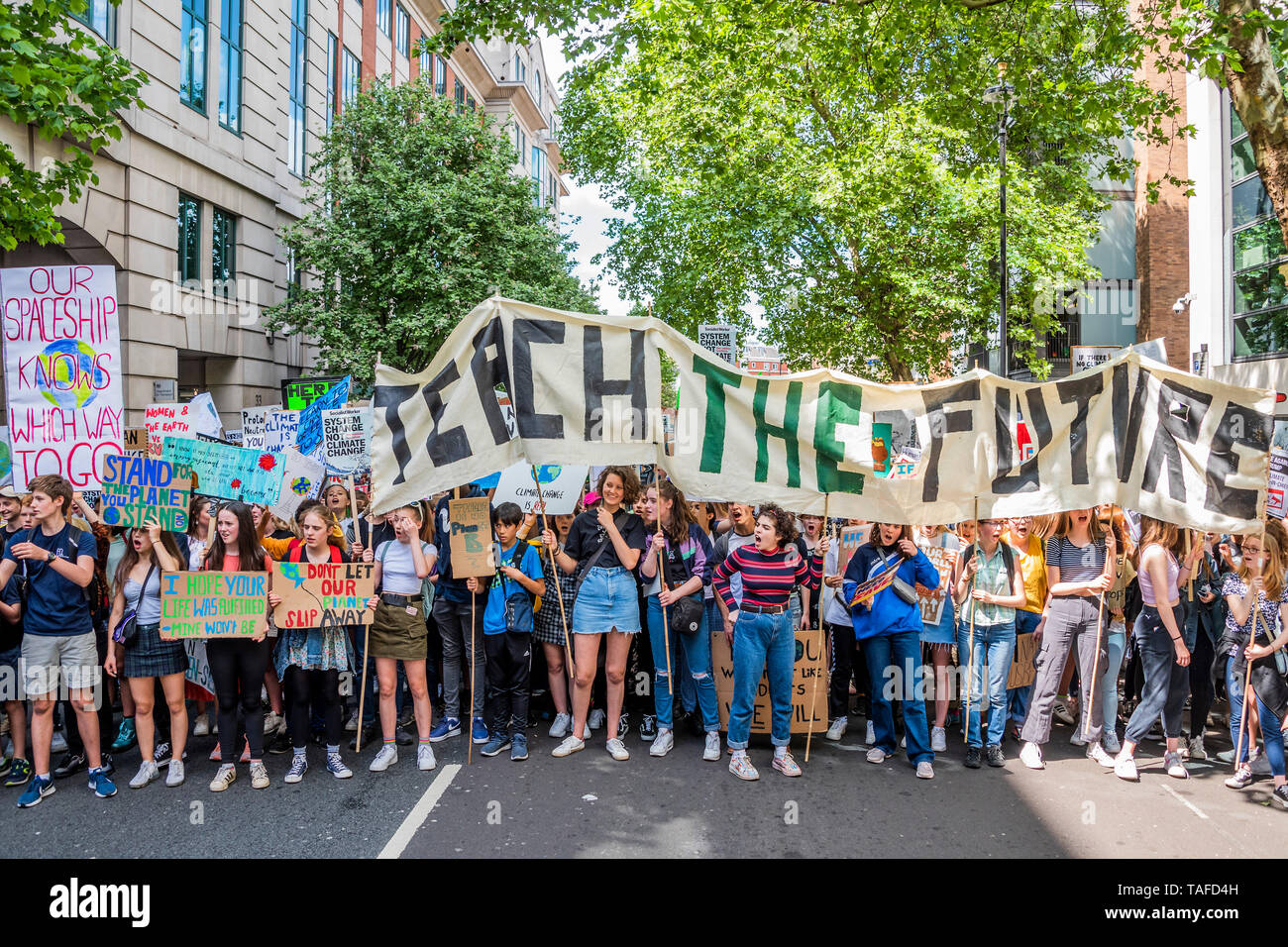 Londres, Royaume-Uni. 24 mai, 2019. Les enfants et les jeunes de l'école rendez-vous sur strke une fois de plus pour réclamer des mesures sur le changement climatique et comment il peut affecter leur avenir. Ils se réunissent à la place du Parlement et de Westminster ronde mars puis, s'arrêtant à la Dept de l'Education, de Downing Street et Trafalgar Square. Crédit : Guy Bell/Alamy Live News Banque D'Images