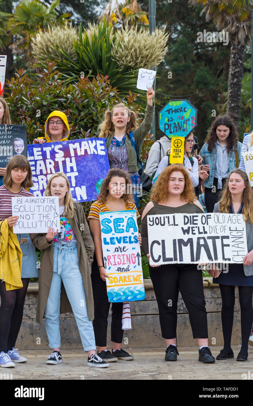 Bournemouth, Dorset, Royaume-Uni. 24 mai 2019. Youth Strike 4 Climate se rassemblent sur la place Bournemouth avec leurs messages sur le changement climatique, avant de marcher jusqu'à la mairie où Simon Bull a reçu une longue lettre sur papier peint signée par des supporters Vous mourrez de vieux temps nous mourrons du changement climatique, le niveau des mers est en hausse et ainsi nous, il n'y a pas de planète B, faisons partie de la solution pas la pollution, faisons à nouveau de grands signes de la terre. Crédit : Carolyn Jenkins/Alay Live News Banque D'Images