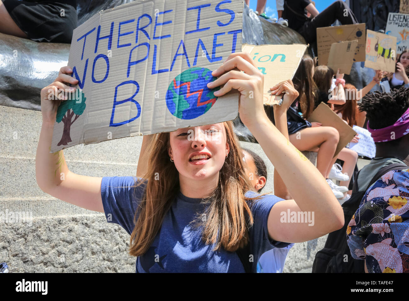 Westminster, London, UK - 24 mai 2019. Les jeunes manifestants sur Trafalgar Square. Des milliers de jeunes, dont certains avec leurs parents, une fois de plus dans les rues de Westminster pour protester contre l'impact des changements climatiques et environnementaux, ainsi que l'inactivité des gouvernements. Les sites de protestation : Parliament Square, Trafalgar Square et de Whitehall, à Londres, et de nombreuses autres villes du Royaume-Uni et dans le monde entier. Credit : Imageplotter/Alamy Live News Banque D'Images