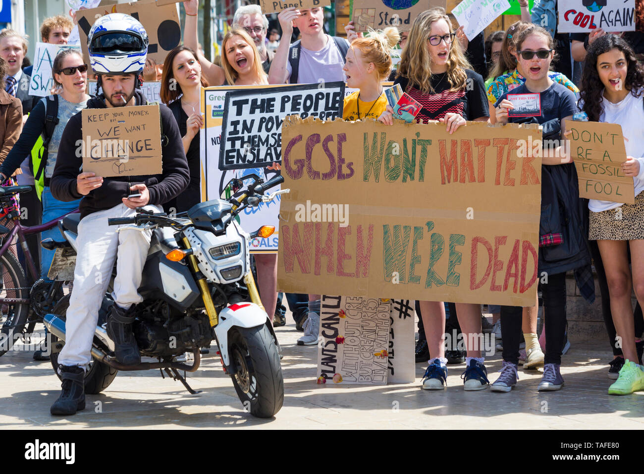 Bournemouth, Dorset, UK. 24 mai 2019. Grève des jeunes se rassemblent dans les 4 carrés de Bournemouth avec leurs messages sur le changement climatique, avant de marcher à l'hôtel de ville où un long rouleau de papier peint sur lettre signé par les supporters a été reçu par Simon Bull. Gcse ne sera pas question quand nous sommes morts, ne soyez pas un imbécile fossile, gardez votre argent, nous voulons du changement des signes. Credit : Carolyn Jenkins/Alamy Live News Banque D'Images