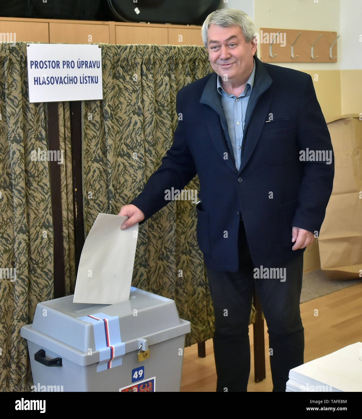 Ceske Budejovice, République tchèque. 24 mai, 2019. L'UE a besoin d'un changement et il ne devrait pas suivre les intérêts des USA, communistes (KSCM) leader Vojtech Filip a dit après avoir jeté son vote à Ceske Budejovice, République tchèque, le 24 mai 2019. Photo : CTK Vaclav Pancer/Photo/Alamy Live News Banque D'Images