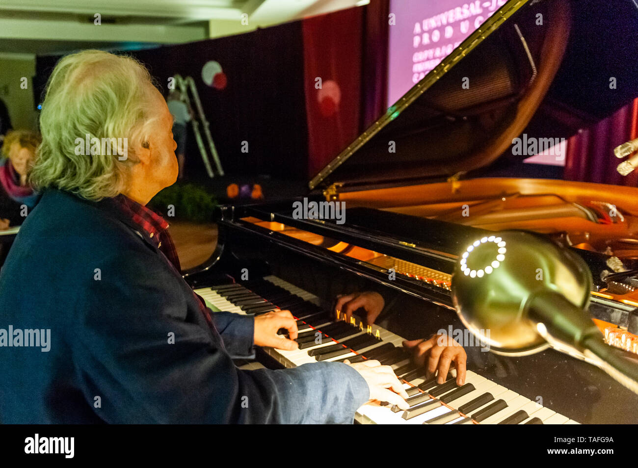 Schull, West Cork, Irlande. 24 mai, 2019. Le compositeur et pianiste de renommée mondiale, Carl Davis répète pour un gala de 1925 "silent film incendies moisissent" dans le cadre du Festival du Film de la Fastnet. Il accompagnera la projection du film dans une performance en direct que le film joue à l'écran. Credit : Andy Gibson/Alamy Live News. Banque D'Images