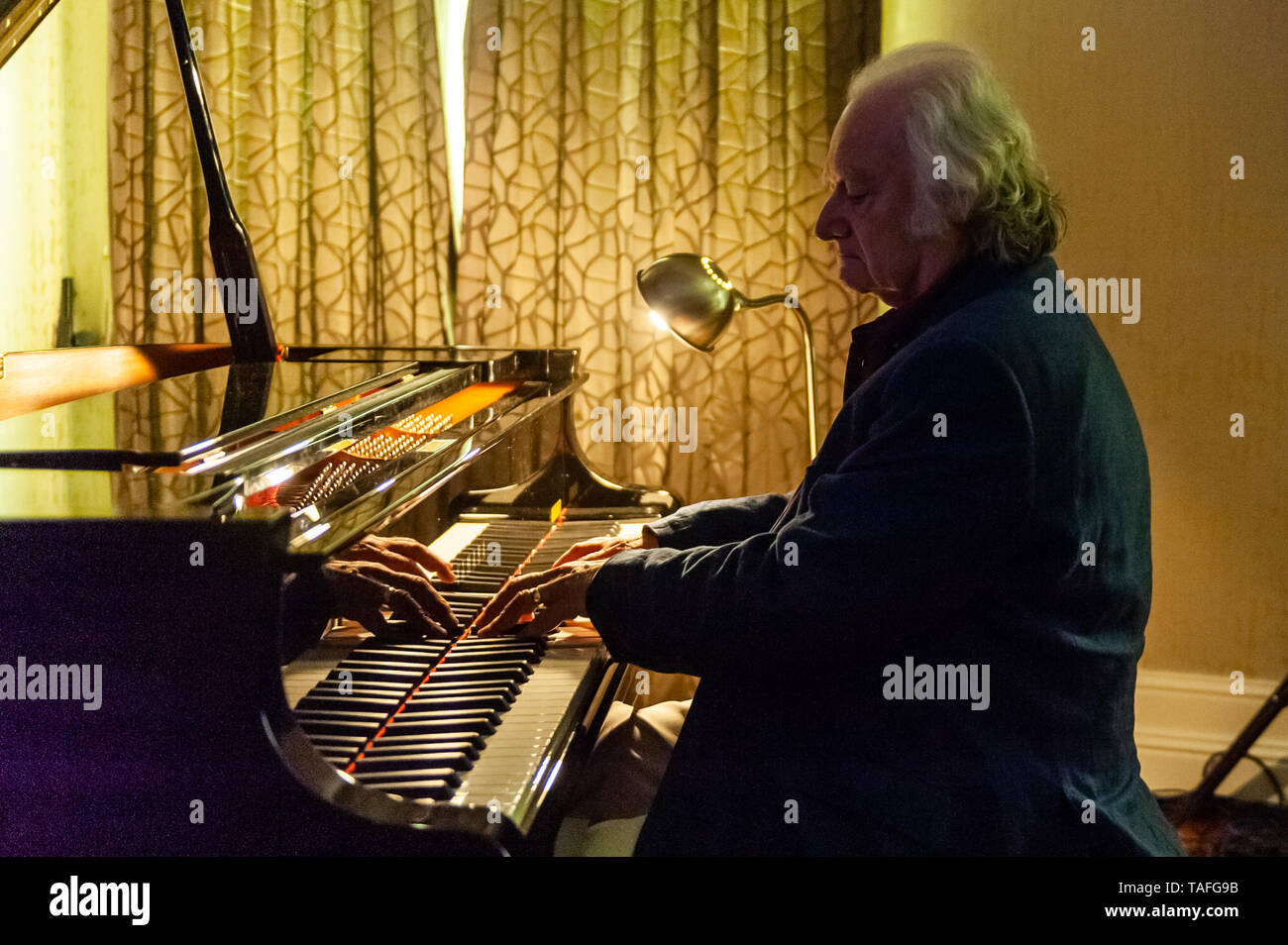 Schull, West Cork, Irlande. 24 mai, 2019. Le compositeur et pianiste de renommée mondiale, Carl Davis répète pour un gala de 1925 "silent film incendies moisissent" dans le cadre du Festival du Film de la Fastnet. Il accompagnera la projection du film dans une performance en direct que le film joue à l'écran. Credit : Andy Gibson/Alamy Live News. Banque D'Images