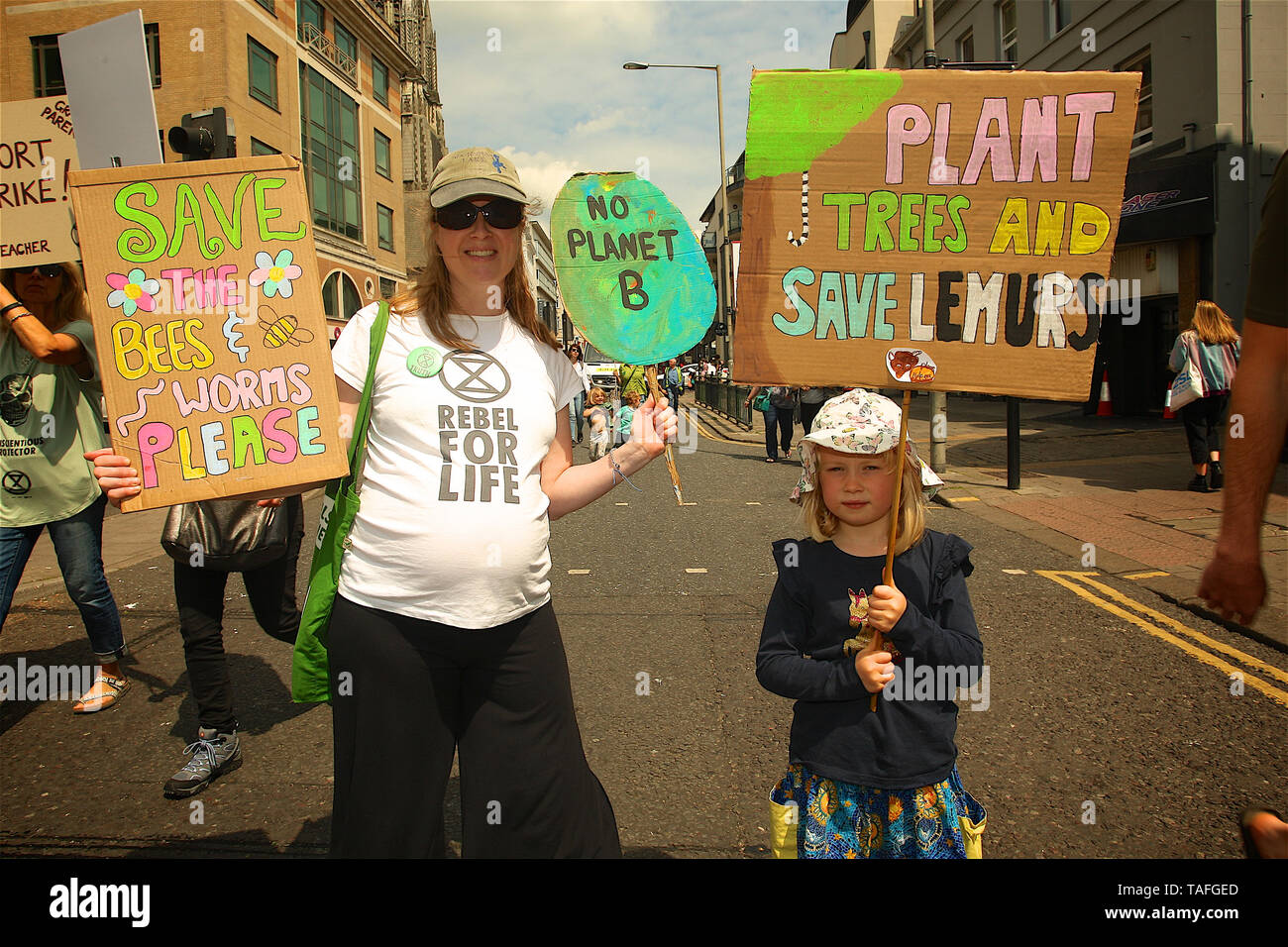 Brighton, UK. 24 mai, 2019. Les enfants de l'école de Brighton en grève pour faire campagne et la demande que le gouvernement fasse quelque chose à propos du réchauffement planétaire. Credit : Rupert Rivett/Alamy Live News Banque D'Images