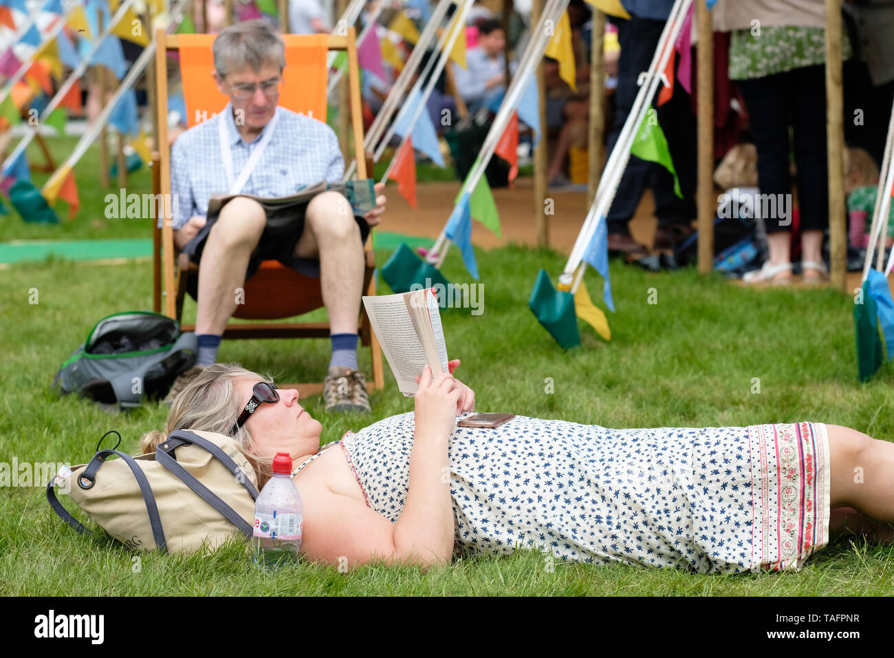 Hay Festival, Hay on Wye, Powys, Wales, UK - Samedi 25 mai 2019 - Les visiteurs apprécient la chance de lire sur les pelouses du Festival entre les événements et les haut-parleurs au début au jour 3 de ce festival. Photo Steven Mai / Alamy Live News Banque D'Images