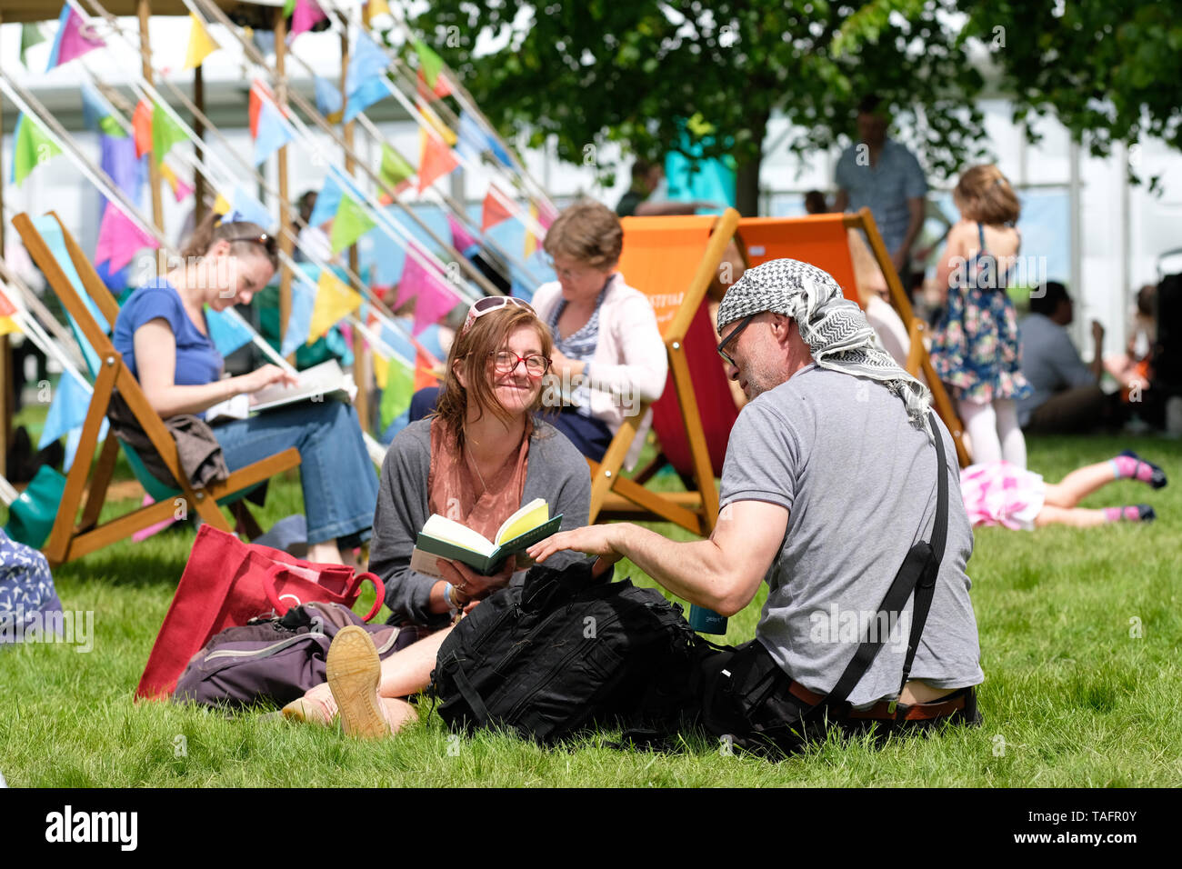 Hay Festival, Hay on Wye, Powys, Wales, UK - Samedi 25 mai 2019 - Les visiteurs profiter de la chaleur du soleil sur les pelouses du Festival entre les événements et les haut-parleurs au début au jour 3 de ce festival. Photo Steven Mai / Alamy Live News Banque D'Images