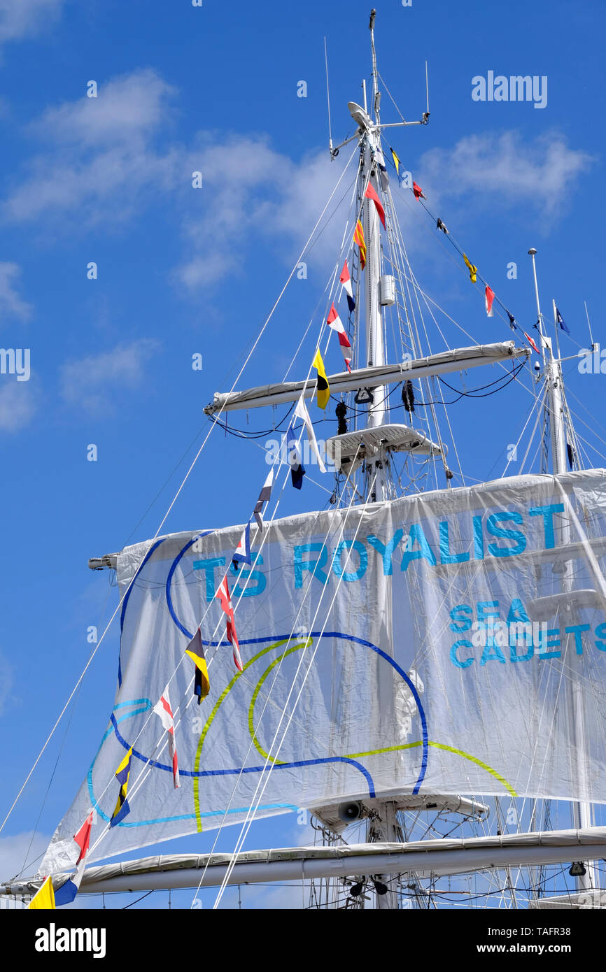Gloucester, Gloucestershire, Royaume-Uni, 25 mai 2019. Le 10e festival des Grands Voiliers de Gloucester commence aujourd'hui. annoncée comme une journée remplie de plaisir pour toute la famille. Le Harbourside est pleine d'artistes, chanteurs de marin, historique de reconstitution historique et bien sûr, les pirates. Les vraies stars sont bien sûr les grands voiliers, ainsi appelé en raison de leur gréement traditionnel. En image de la royaliste TS les cadets de la.Crédit : Mr Standfast/Alamy Live News Banque D'Images
