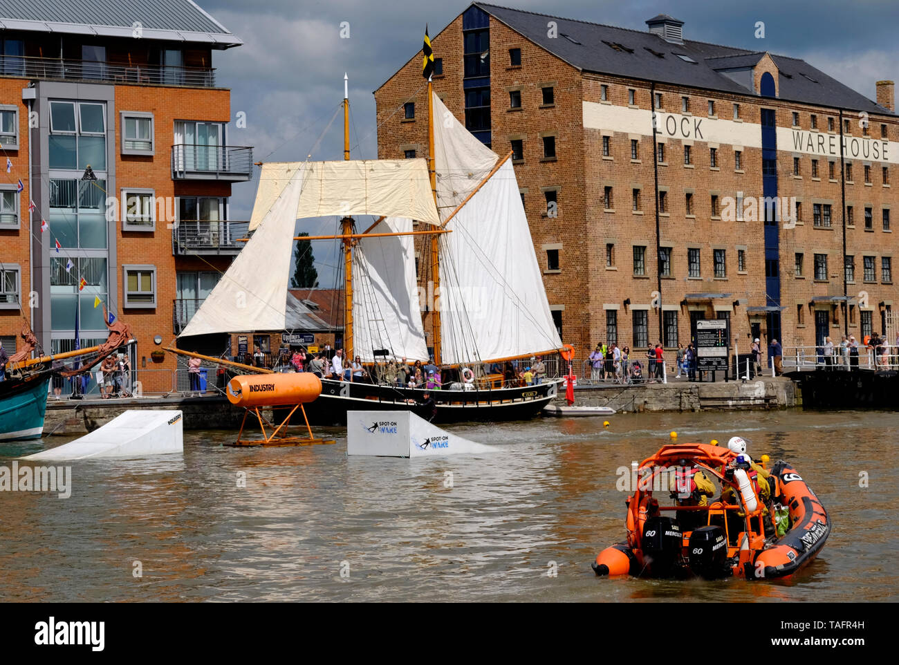 Gloucester, Gloucestershire, Royaume-Uni, 25 mai 2019. Le 10e festival des Grands Voiliers de Gloucester commence aujourd'hui. annoncée comme une journée remplie de plaisir pour toute la famille. Le Harbourside est pleine d'artistes, chanteurs de marin, historique de reconstitution historique et bien sûr, les pirates. Les vraies stars sont bien sûr les grands voiliers, ainsi appelé en raison de leur gréement traditionnel. Crédit : Mr Standfast/Alamy Live News Banque D'Images