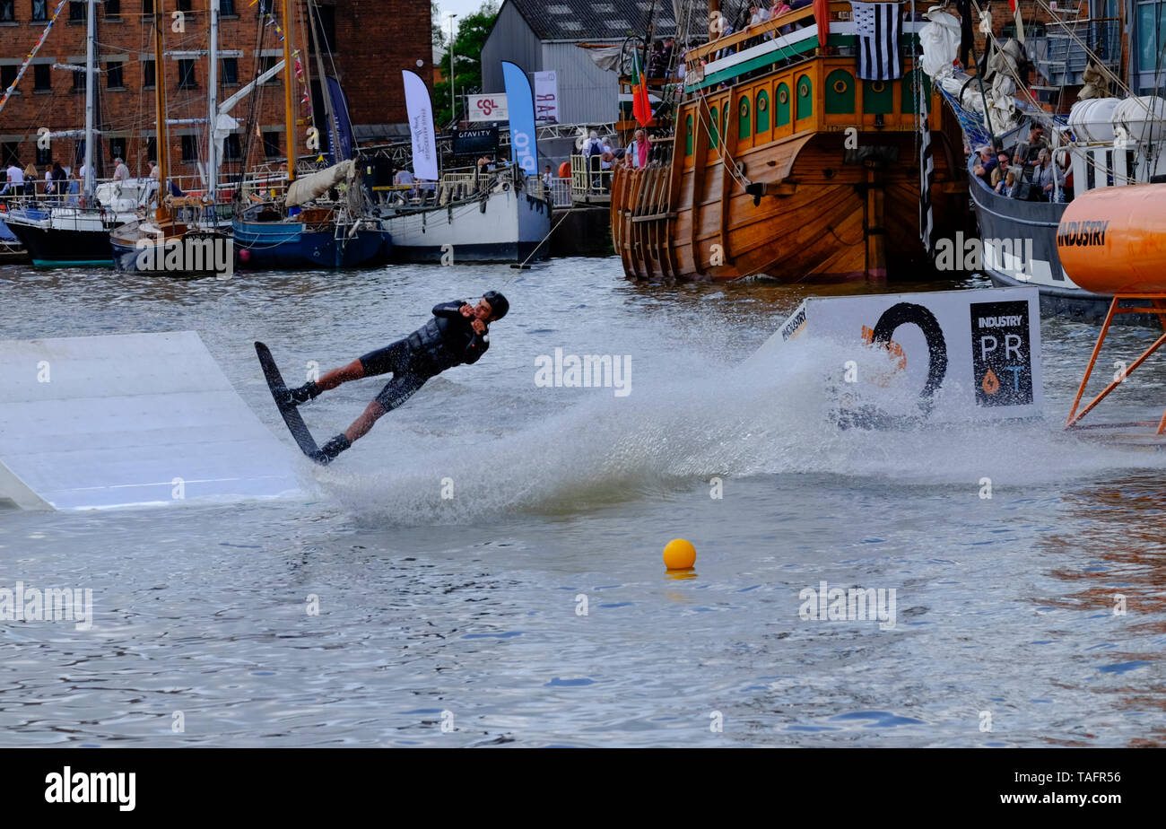 Gloucester, Gloucestershire, Royaume-Uni, 25 mai 2019. Le 10e festival des Grands Voiliers de Gloucester commence aujourd'hui. annoncée comme une journée remplie de plaisir pour toute la famille. Le Harbourside est pleine d'artistes, chanteurs de marin, historique de reconstitution historique et bien sûr, les pirates. Les vraies stars sont bien sûr les grands voiliers, ainsi appelé en raison de leur gréement traditionnel. Crédit : Mr Standfast/Alamy Live News Banque D'Images