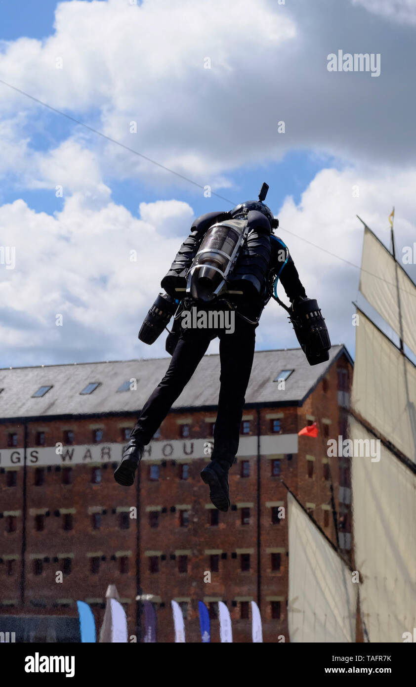 Gloucester, Gloucestershire, Royaume-Uni, 25 mai 2019. Le 10e festival des Grands Voiliers de Gloucester commence aujourd'hui. annoncée comme une journée remplie de plaisir pour toute la famille. Le Harbourside est pleine d'artistes, chanteurs de marin, historique de reconstitution historique et bien sûr, les pirates. Les vraies stars sont bien sûr les grands voiliers, ainsi appelé en raison de leur gréement traditionnel. La gravité sur la fonction Jet L'affichage. Crédit : Mr Standfast/Alamy Live News Banque D'Images