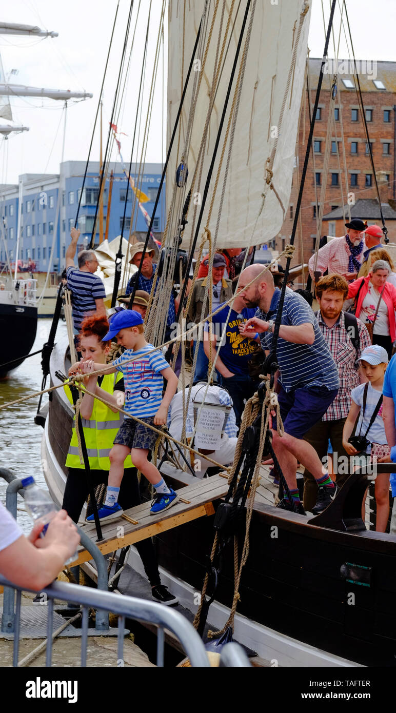 Gloucester, Gloucestershire, Royaume-Uni, 25 mai 2019. Le 10e festival des Grands Voiliers de Gloucester commence aujourd'hui. annoncée comme une journée remplie de plaisir pour toute la famille. Le Harbourside est pleine d'artistes, chanteurs de marin, historique de reconstitution historique et bien sûr, les pirates. Les vraies stars sont bien sûr les grands voiliers, ainsi appelé en raison de leur gréement traditionnel. Crédit : Mr Standfast/Alamy Live News Banque D'Images