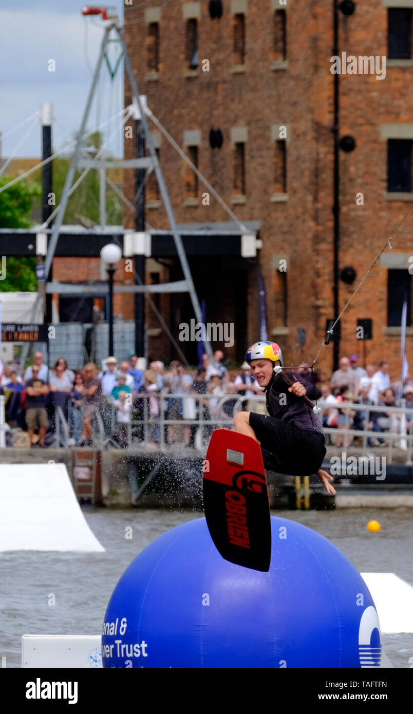 Gloucester, Gloucestershire, Royaume-Uni, 25 mai 2019. Le 10e festival des Grands Voiliers de Gloucester commence aujourd'hui. annoncée comme une journée remplie de plaisir pour toute la famille. Le Harbourside est pleine d'artistes, chanteurs de marin, historique de reconstitution historique et bien sûr, les pirates. Les vraies stars sont bien sûr les grands voiliers, ainsi appelé en raison de leur gréement traditionnel. Crédit : Mr Standfast/Alamy Live News Banque D'Images