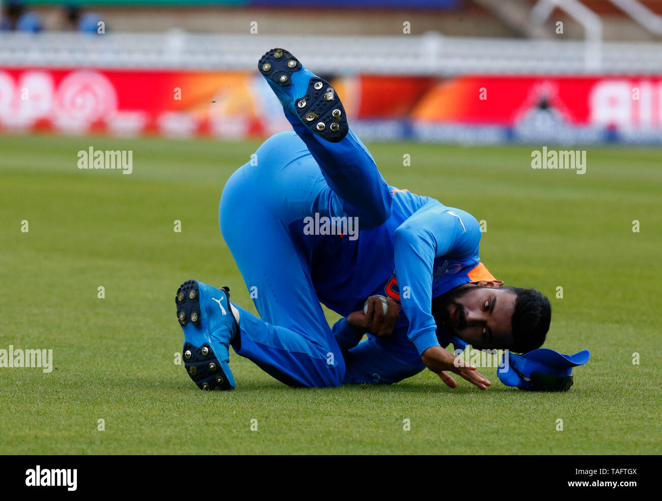 Londres, Royaume-Uni. 25 mai, 2019. Rahul KL de l'Inde pris Martin Guptill de Nouvelle-Zélande et renversées par Hardik Pandya en Inde pendant la Coupe du Monde de la CPI - chaleureux - entre l'Inde et la Nouvelle-Zélande au stade ovale , , Londres, le 25 mai 2019 Action Crédit photo Sport Actualités Actualités : Crédit photo Action Sport/Alamy Live News Banque D'Images