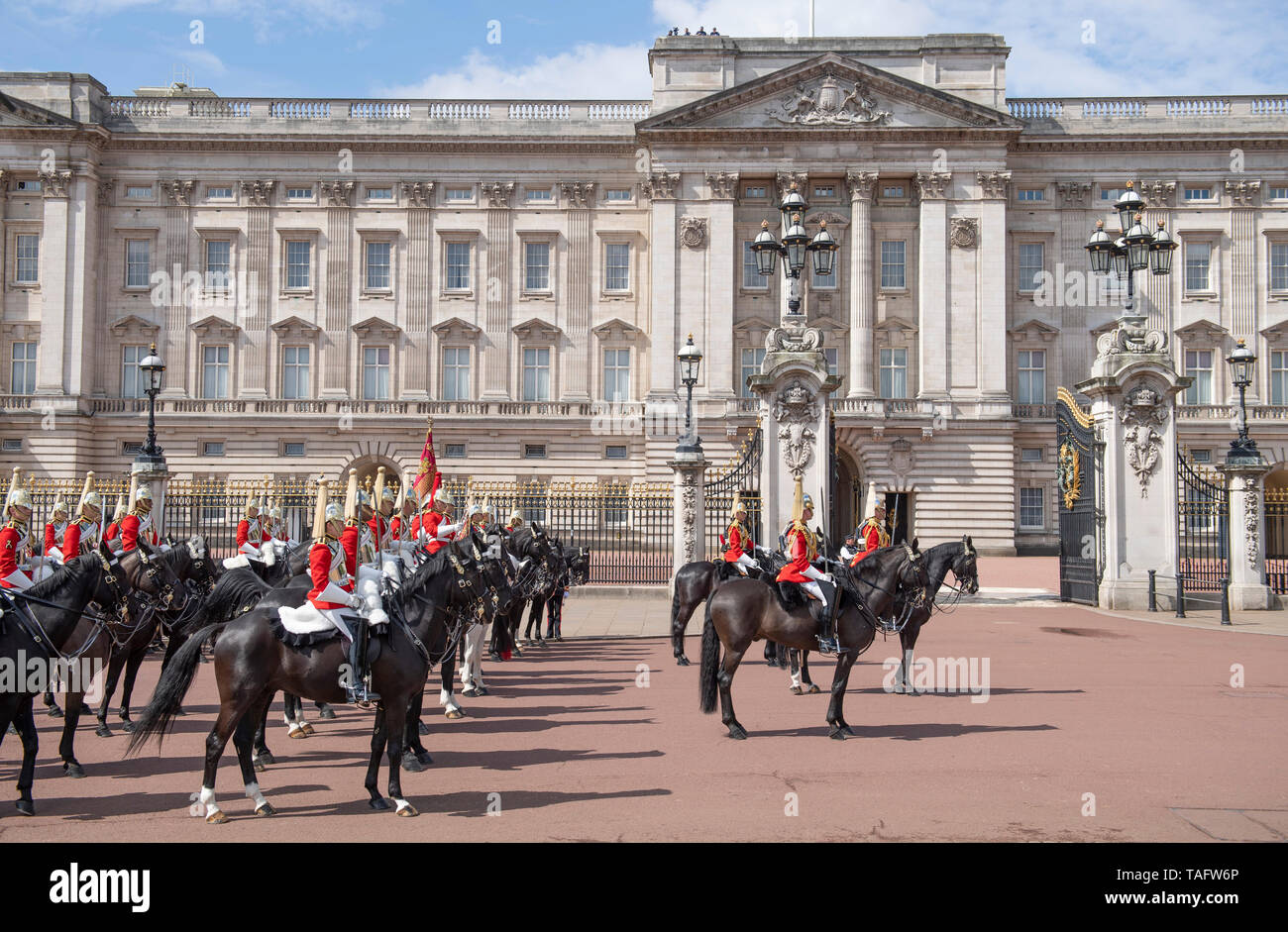 Buckingham Palace, London, UK. 25 mai 2019. Les troupes de cavalerie de famille monté sur la vie à l'extérieur sur le défilé des gardes Buckingham Palace avant le premier des deux examens officiels avant la parade la couleur le 8 juin 2019 et inspectés par le Major-général Ben Bathurst CBE, le général commandant la division des ménages. Credit : Malcolm Park/Alamy Live News. Banque D'Images