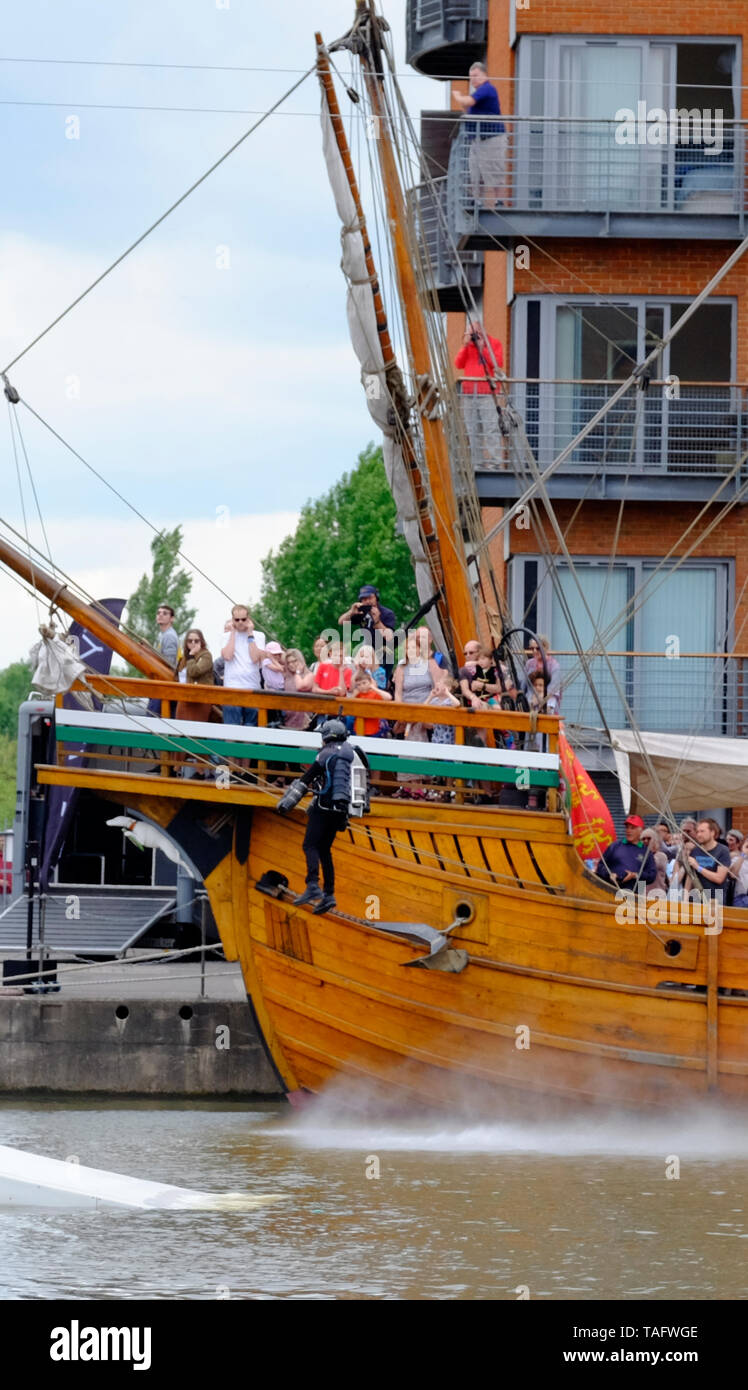 Gloucester, Gloucestershire, Royaume-Uni, 25 mai 2019. Le 10e festival des Grands Voiliers de Gloucester commence aujourd'hui. annoncée comme une journée remplie de plaisir pour toute la famille. Le Harbourside est pleine d'artistes, chanteurs de marin, historique de reconstitution historique et bien sûr, les pirates. Les vraies stars sont bien sûr les grands voiliers. Sur la photo est la gravité costume de super-héros, Jet d'affichage style ovee l'eau. Crédit : Mr Standfast/Alamy Live News Banque D'Images