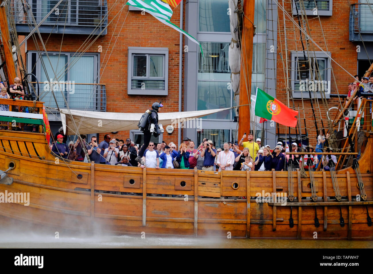 Gloucester, Gloucestershire, Royaume-Uni, 25 mai 2019. Le 10e festival des Grands Voiliers de Gloucester commence aujourd'hui. annoncée comme une journée remplie de plaisir pour toute la famille. Le Harbourside est pleine d'artistes, chanteurs de marin, historique de reconstitution historique et bien sûr, les pirates. Les vraies stars sont bien sûr les grands voiliers. Sur la photo est la gravité Jet Répondre à afficher, super-héros style sur l'eau. Crédit : Mr Standfast/Alamy Live News Banque D'Images