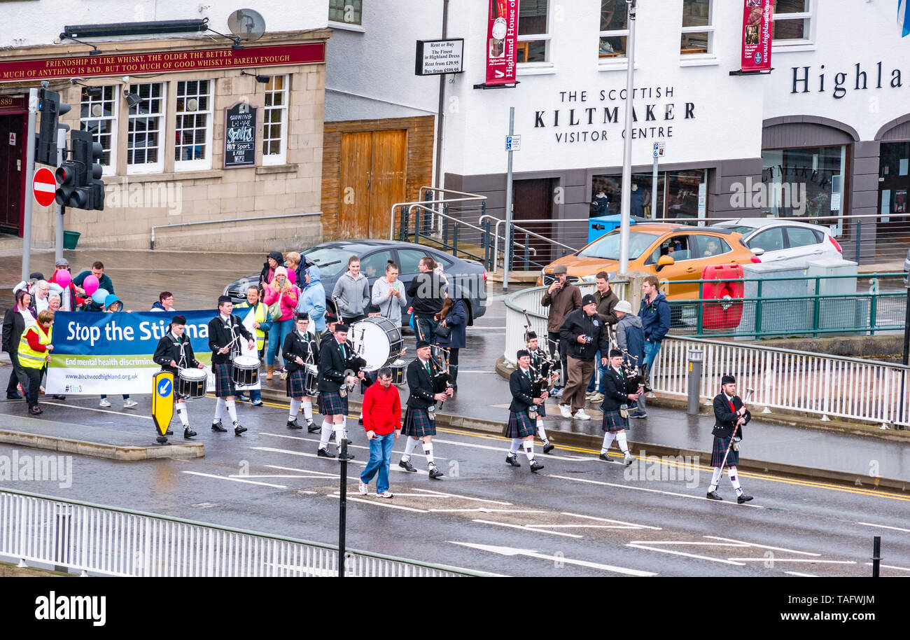 Inverness, Highlands, Écosse, Royaume-Uni, le 25 mai 2019 : Une marche Scottish pipe band avec cornemuses et tambours mène la quatrième édition annuelle de la marche anti-stigmatisation pour la santé mentale organisée par Birchwood Highland le long de la berge du fleuve Ness et de l'autre côté de la Ness Bridge dans le centre-ville. L'événement fait partie de la santé mentale écossais Arts Festival Banque D'Images