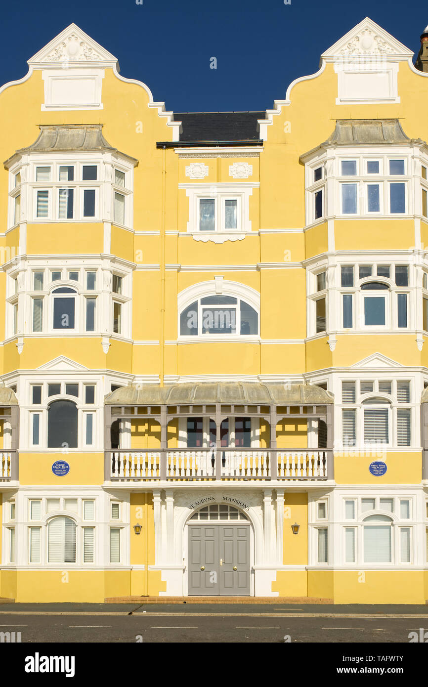 Saint Aubyns Mansions, un immeuble sur la promenade du front de mer de Brighton Hove, East Sussex, Angleterre Banque D'Images