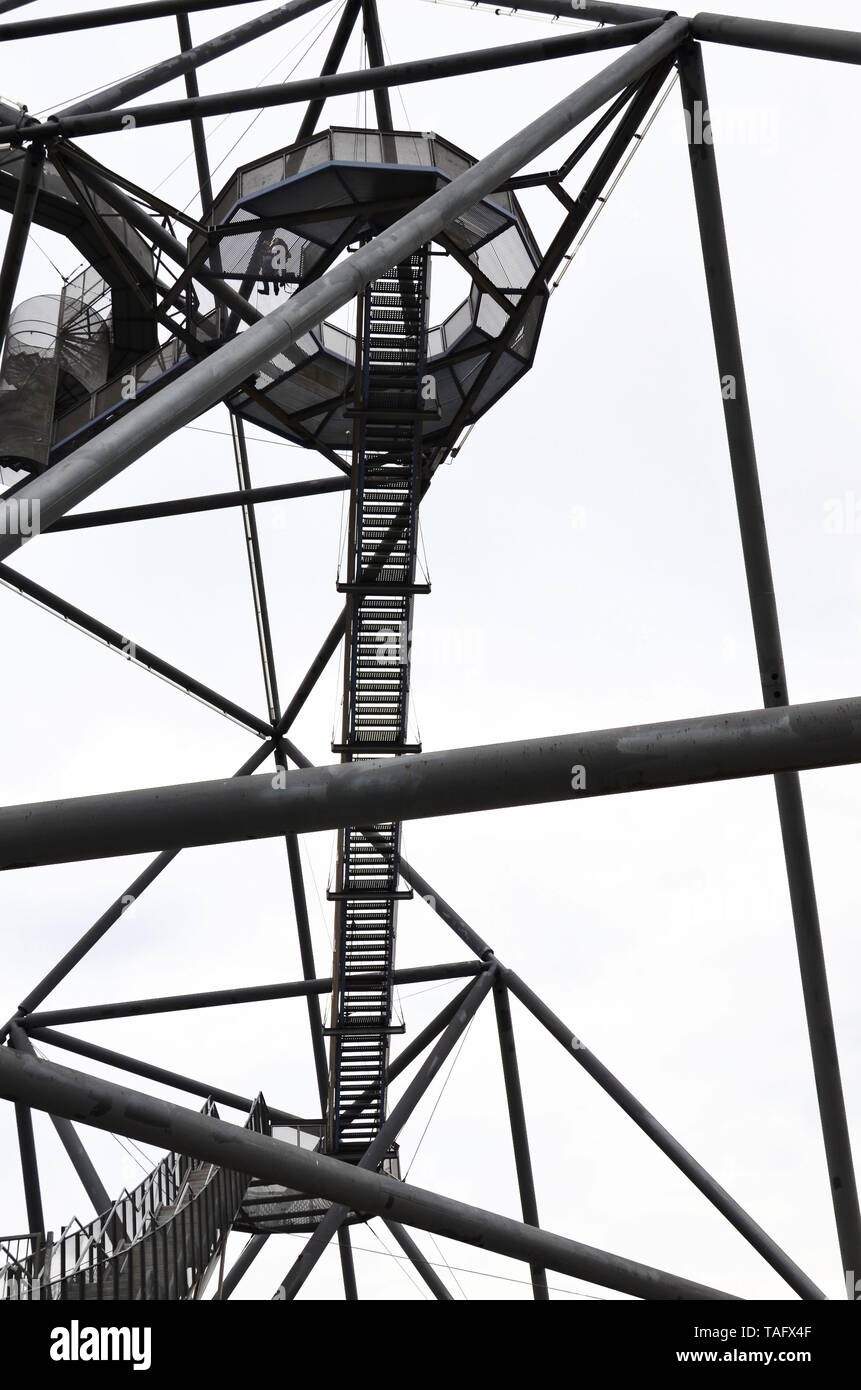 La marche de la construction en acier du Tétraèdre en allemand Bottrop pris par en dessous contre le ciel blanc. Le contraste entre le monument et le ciel est la création d'une impression de photo en noir et blanc. Banque D'Images