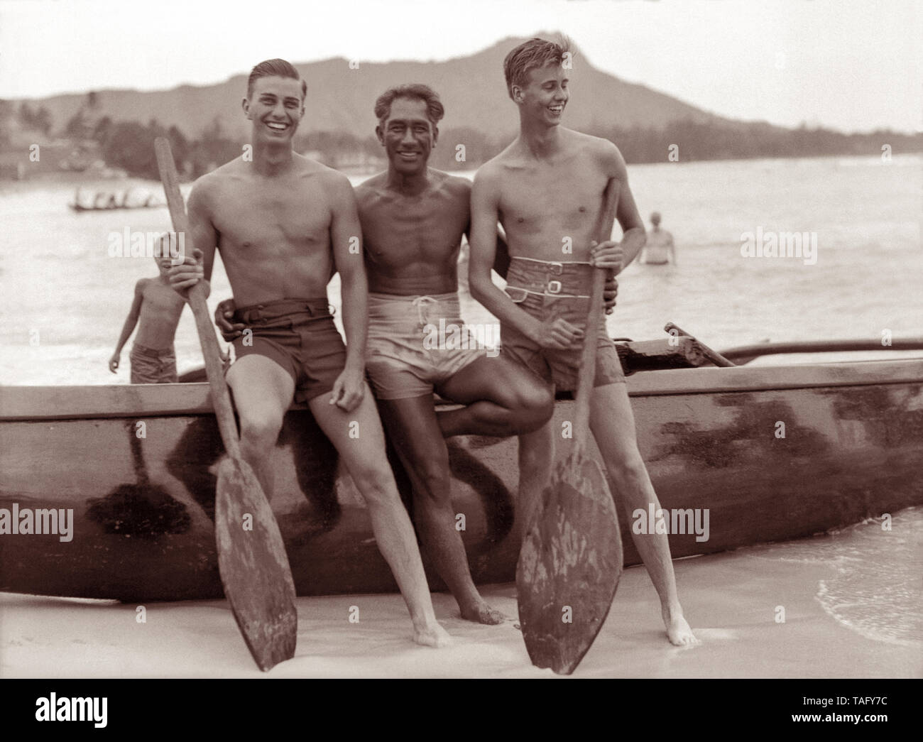 Légende du surf hawaiien Duke Kahanamoku, fils du FDR, avec Franklin D. Roosevelt, Jr. et John Roosevelt à la plage de Waikiki à Honolulu, Hawaï. Le président Roosevelt, avec ses fils, s'est rendu à bord du USS Houston au Texas en 1934, qui était la première visite d'un président de séance pour le territoire. Duke Kahanamoku a donné des leçons de surf privé au fils de Roosevelt et de leur parti lors de leur séjour à Waikiki. Banque D'Images Légende du surf hawaiien Duke Kahanamoku, fils du FDR, avec Franklin D. Roosevelt, Jr. et John Roosevelt à la plage de Waikiki à Honolulu, Hawaï. Le président Roosevelt, avec ses fils, s'est rendu à bord du USS Houston au Texas en 1934, qui était la première visite d'un président de séance pour le territoire. Duke Kahanamoku a donné des leçons de surf privé au fils de Roosevelt et de leur parti lors de leur séjour à Waikiki. Banque D'Images