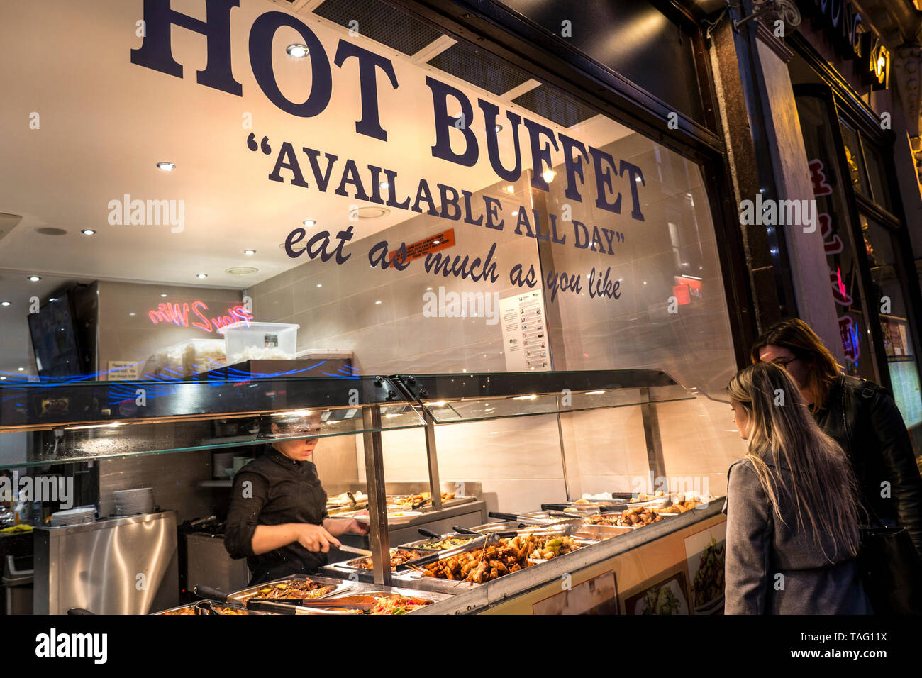 CHINATOWN repas de valeur traiter Chinese hot buffet "à volonté" avec des personnes regardant la variété de plats chinois sur l'affichage Wardour Street Chinatown Soho London UK Banque D'Images