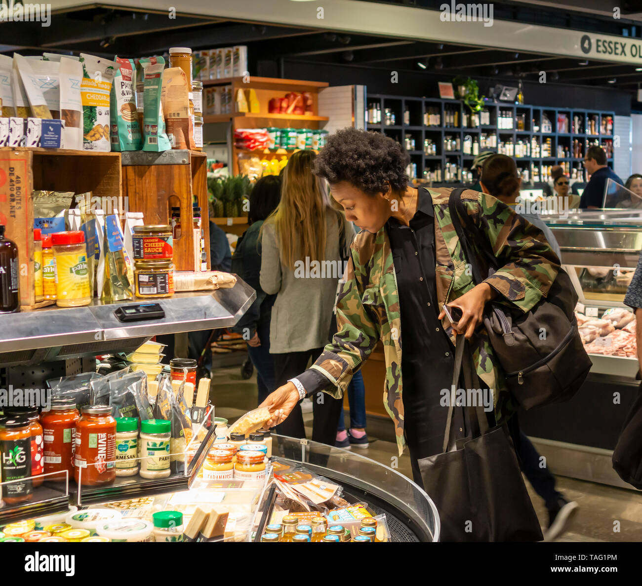 Des centaines de passionnés de foule et la queue le nouveau marché d'Essex dans le Lower East Side de New York sur son premier week-end, Samedi, 18 mai, 2019. Le nouveau marché remplace l'ancienne Essex Street Market qui remonte à LaGuardia maire qui a créé les marchés pour retirer les vendeurs pushcart hors de la rue. Les commerçants du marché fermé maintenant ont déplacé plus et sont rejoints par de nombreux anciens combattants food hall et les gamins. (Â© Richard B. Levine) Banque D'Images