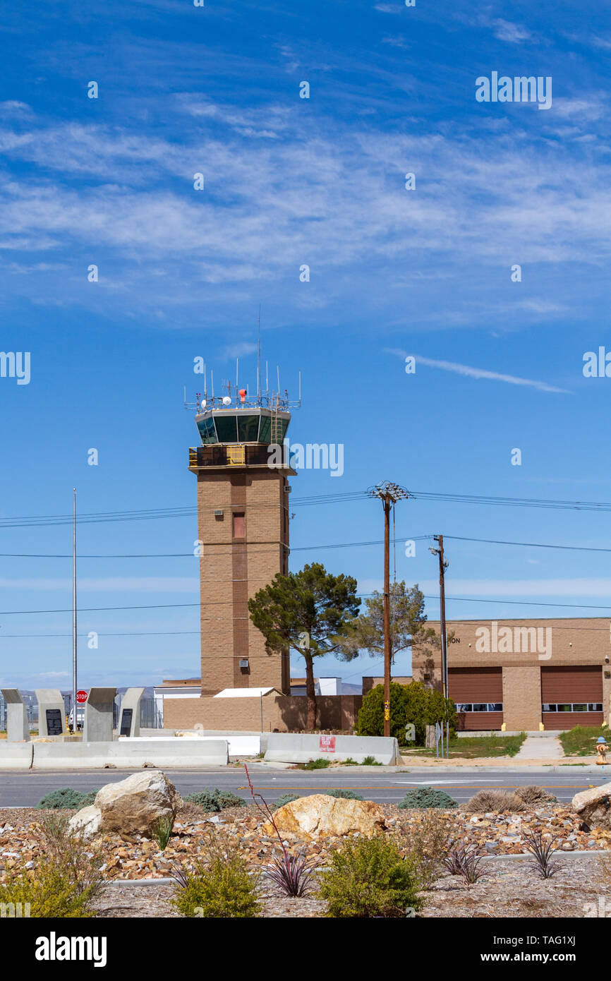 Victorville, CA / USA - Mars 27, 2017 : tour de contrôle de l'aéroport pour le Southern California Logistics Airport situé dans la ville de Victorville, Califo Banque D'Images