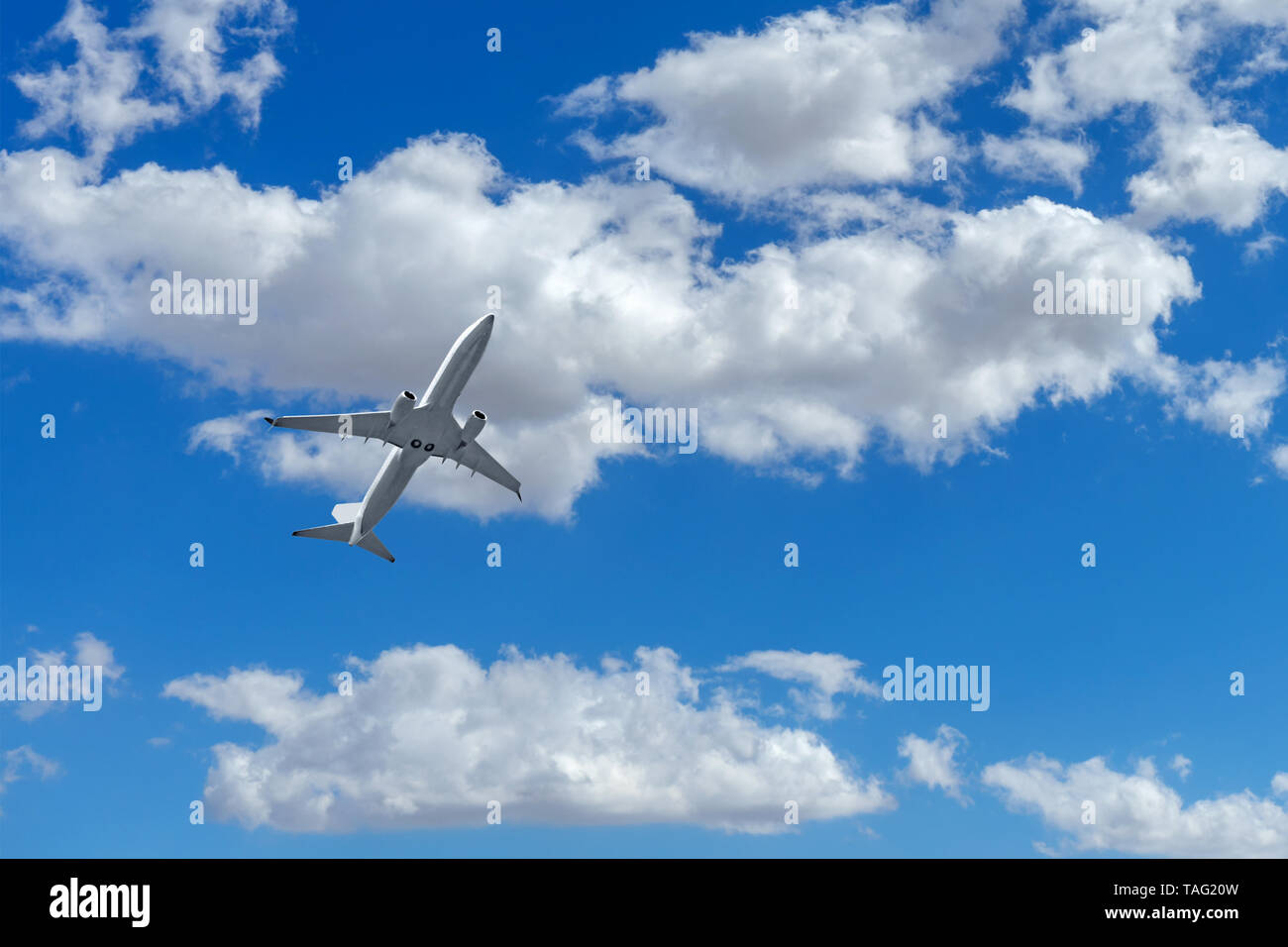 Commerical avion en vol avec les nuages Banque D'Images