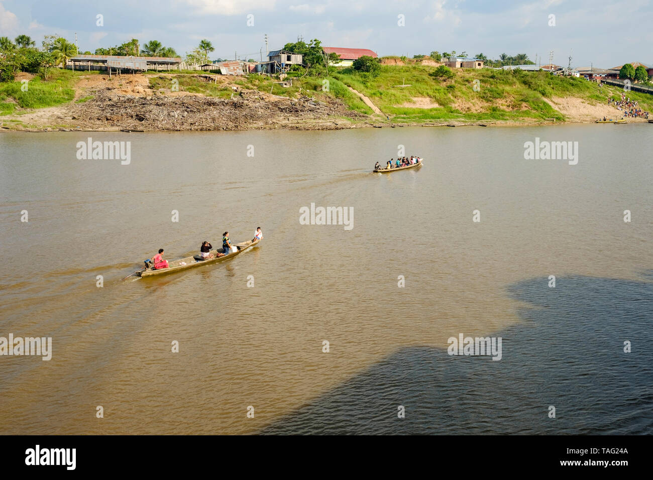 Communauté Requena vu depuis le ferry sur la rivière Ucayali Iquitos-Pucallpa, bassin amazonien du Pérou, Pérou Banque D'Images