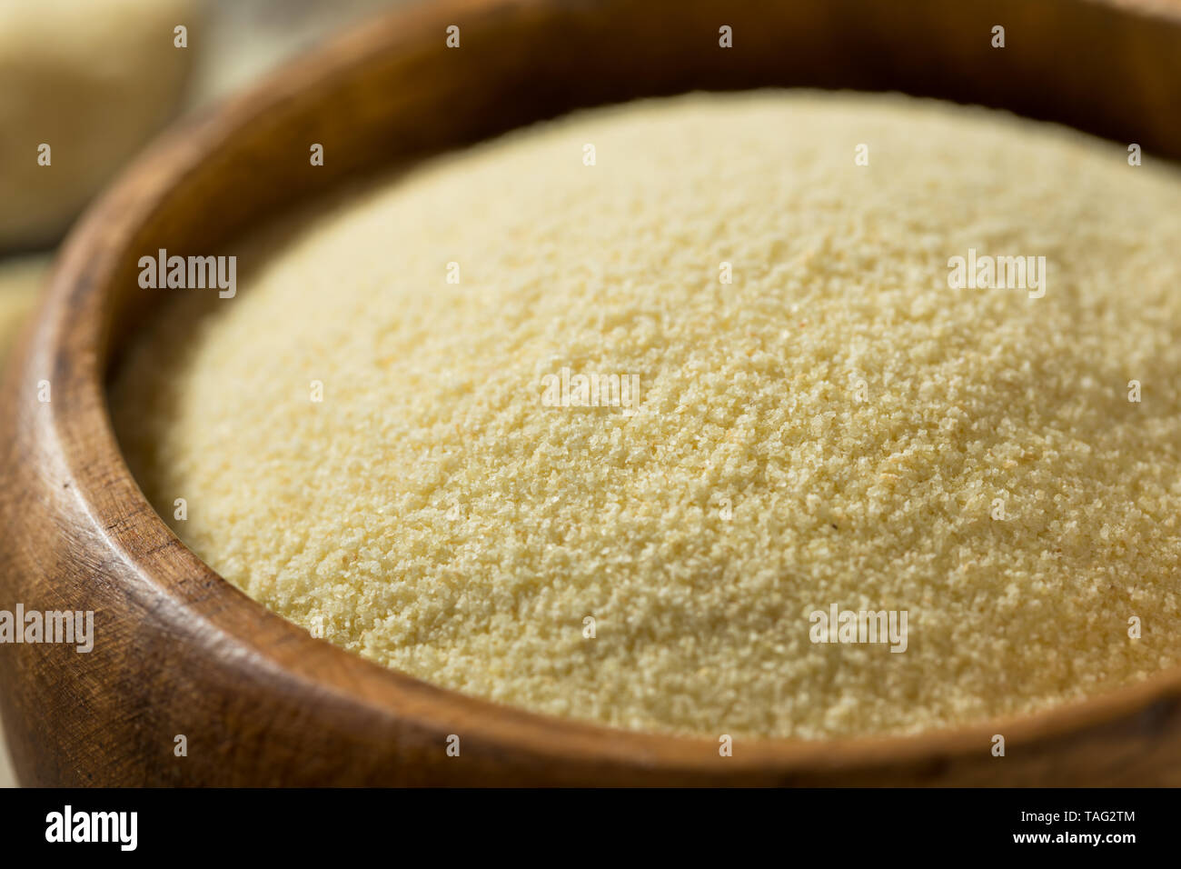 La semoule de blé dur bio à sec la farine dans un bol Banque D'Images