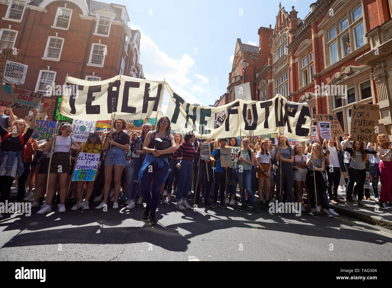 Londres, Royaume-Uni - 24 mai 2019 : jeunes démontrer à travers le centre de Londres contre le réchauffement climatique, une partie de la grève des jeunes 4 mouvement climatique. Banque D'Images