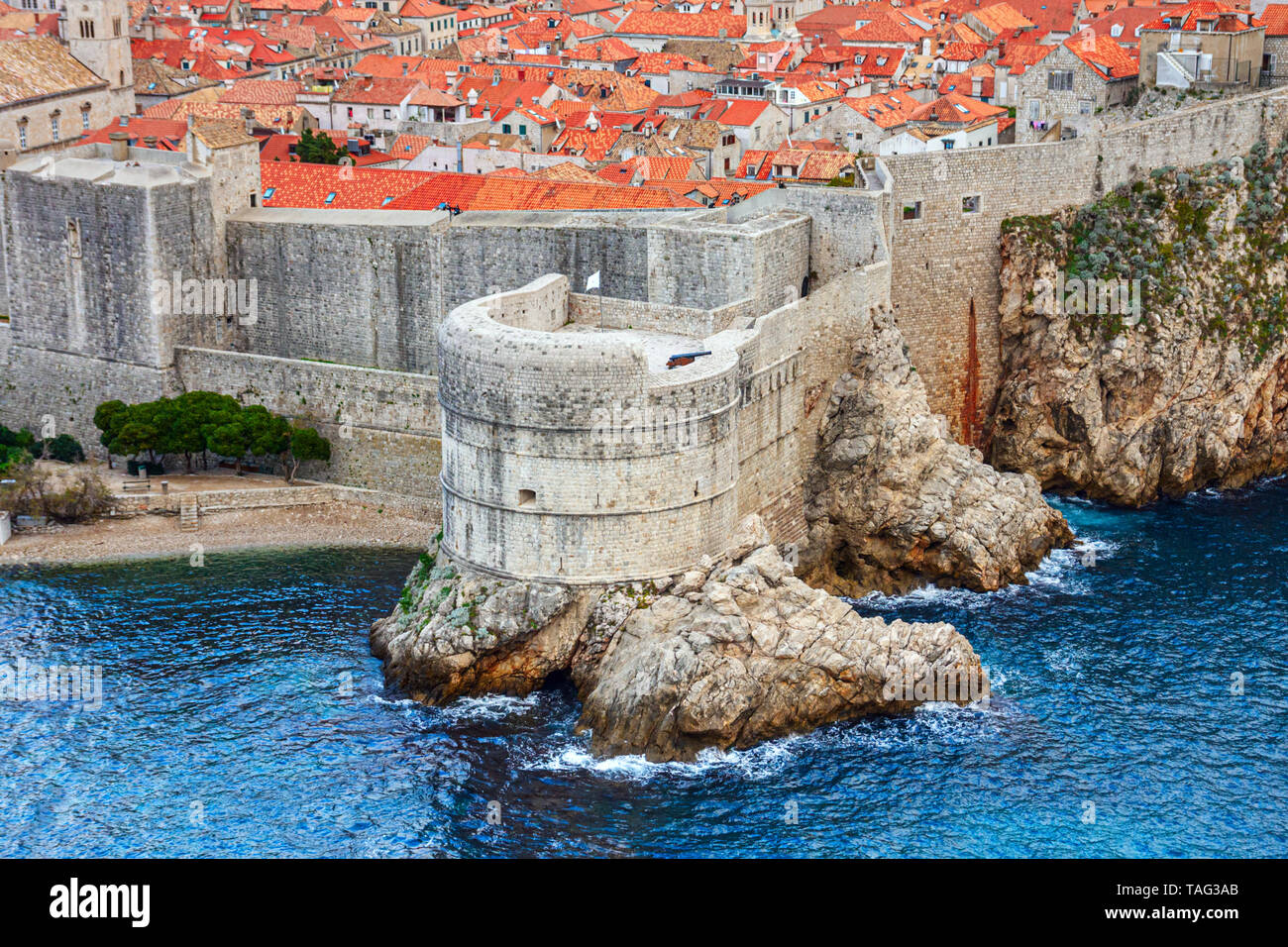 Fort Bokar, considéré comme l'un des plus anciens exemples d'une casemate forteresse avec l'ancienne ville de Dubrovnik dans l'arrière-plan, la Croatie. Banque D'Images