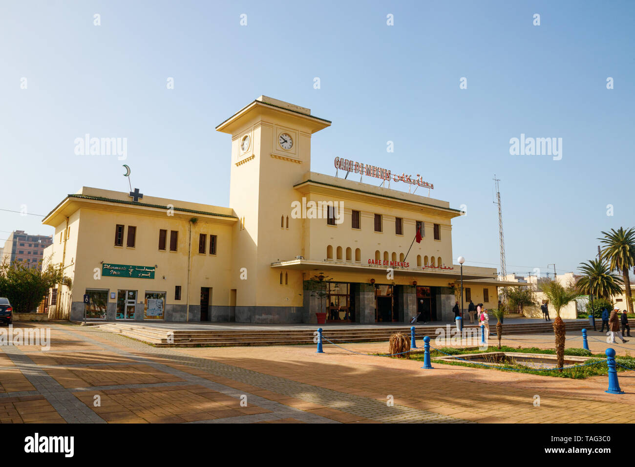 Place de la gare et l'entrée de la gare de Meknès s'appuyant sur un après-midi ensoleillé. Meknes, Maroc. Banque D'Images