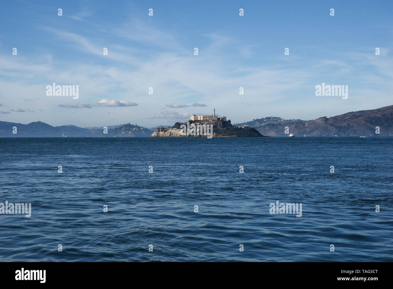 SAN FRANCISCO, California, UNITED STATES - 25 NOV 2018 : Alcatraz, la prison de froid silencieux dans la baie comme vu de Pier 39 Banque D'Images