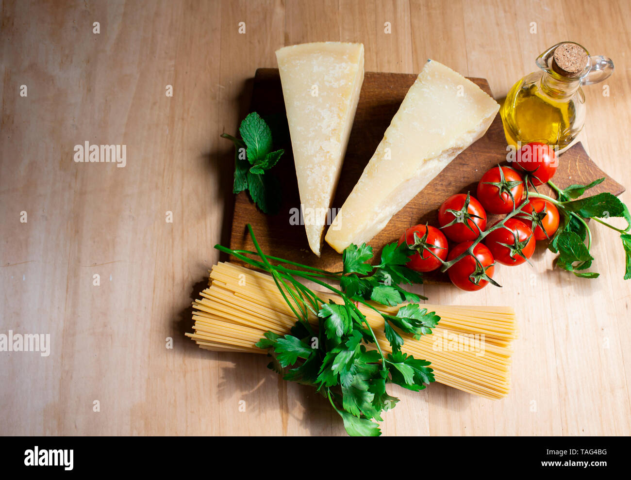 Spaghettis et pâtes sur le fond de l'arrière-plan. Le concept de la cuisine. Les pâtes, tomates cerise, fromage, menthe et huile d'olive. copy space Banque D'Images