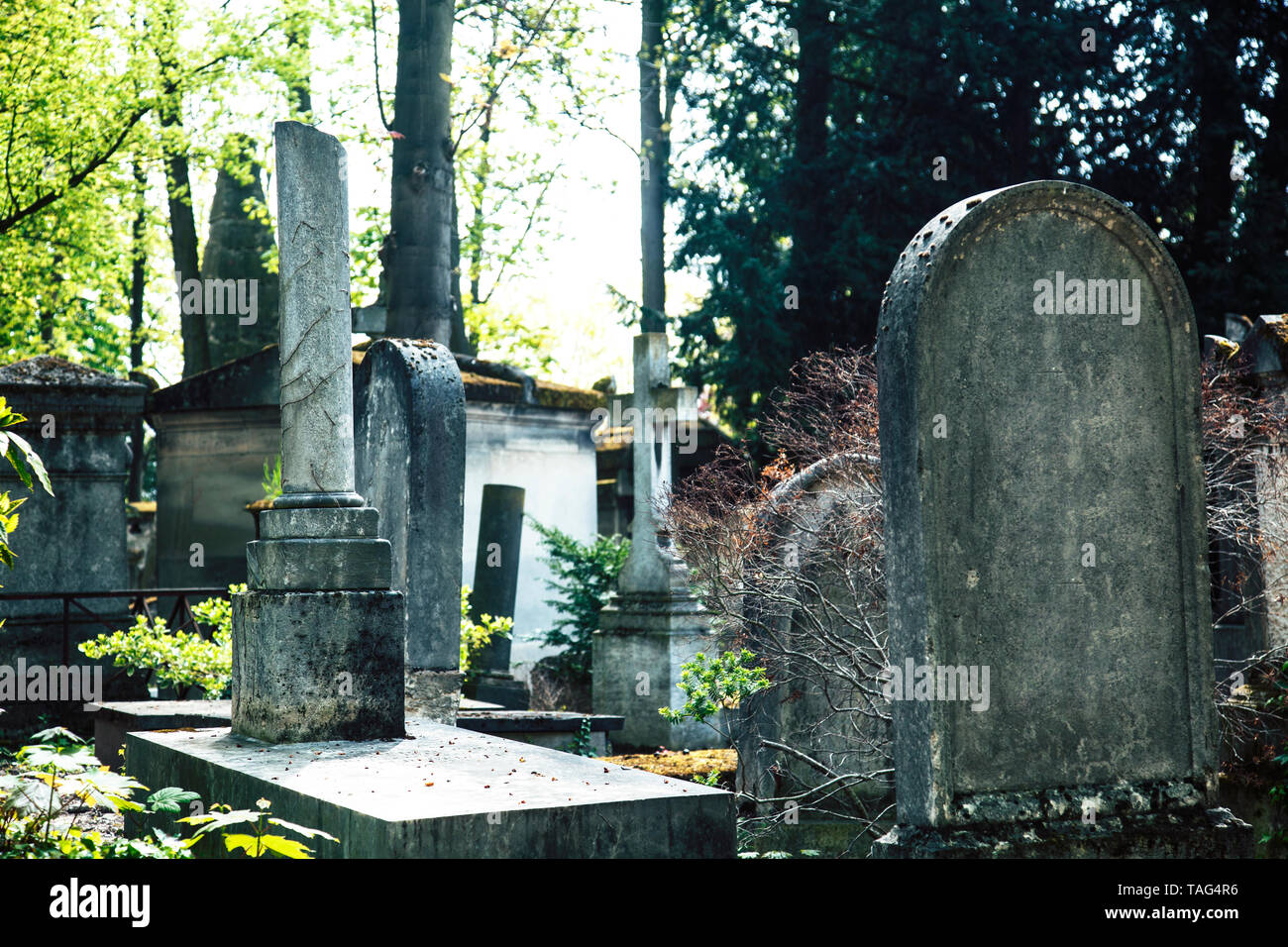 Les pierres tombales du cimetière en style gothique au crépuscule, traverse Paris Banque D'Images