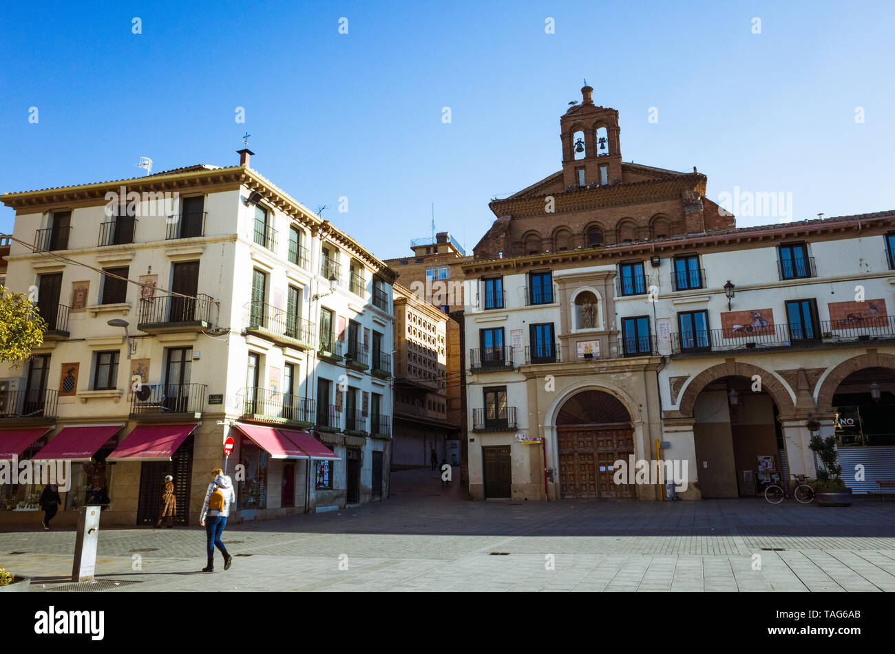 Tudela, Navarre, Espagne - Février 13th, 2019 : une femme passe devant l'Église du xvie siècle et l'hôpital de Santa Maria de Gracia à la Plaza Nueva o Banque D'Images