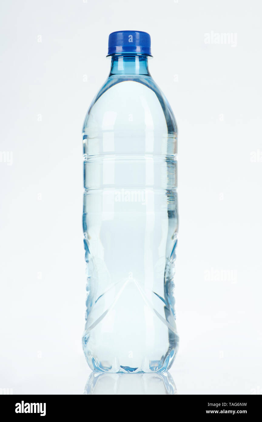 Une bouteille en plastique isolé sur fond blanc Banque D'Images