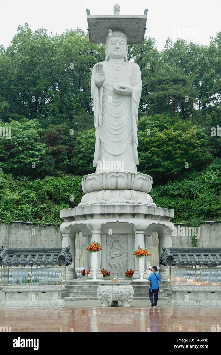 23 mètres ou 75 pieds de statue en pierre de Maitreya, le futur Bouddha a été érigée en 1986 et achevée en 1996 à Temple de Bongeunsa, Séoul, Corée du Sud. Banque D'Images