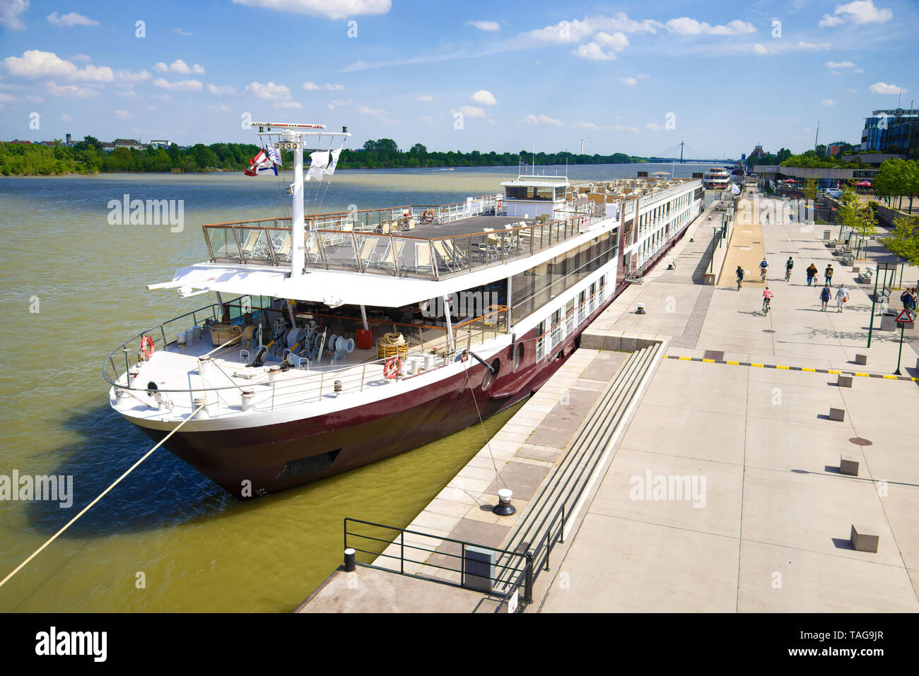 Vienne, Autriche - 28 avril 2019 : bateau de croisière sur le fleuve de l'embarcadère de la Danube sur une journée ensoleillée d'avril Banque D'Images