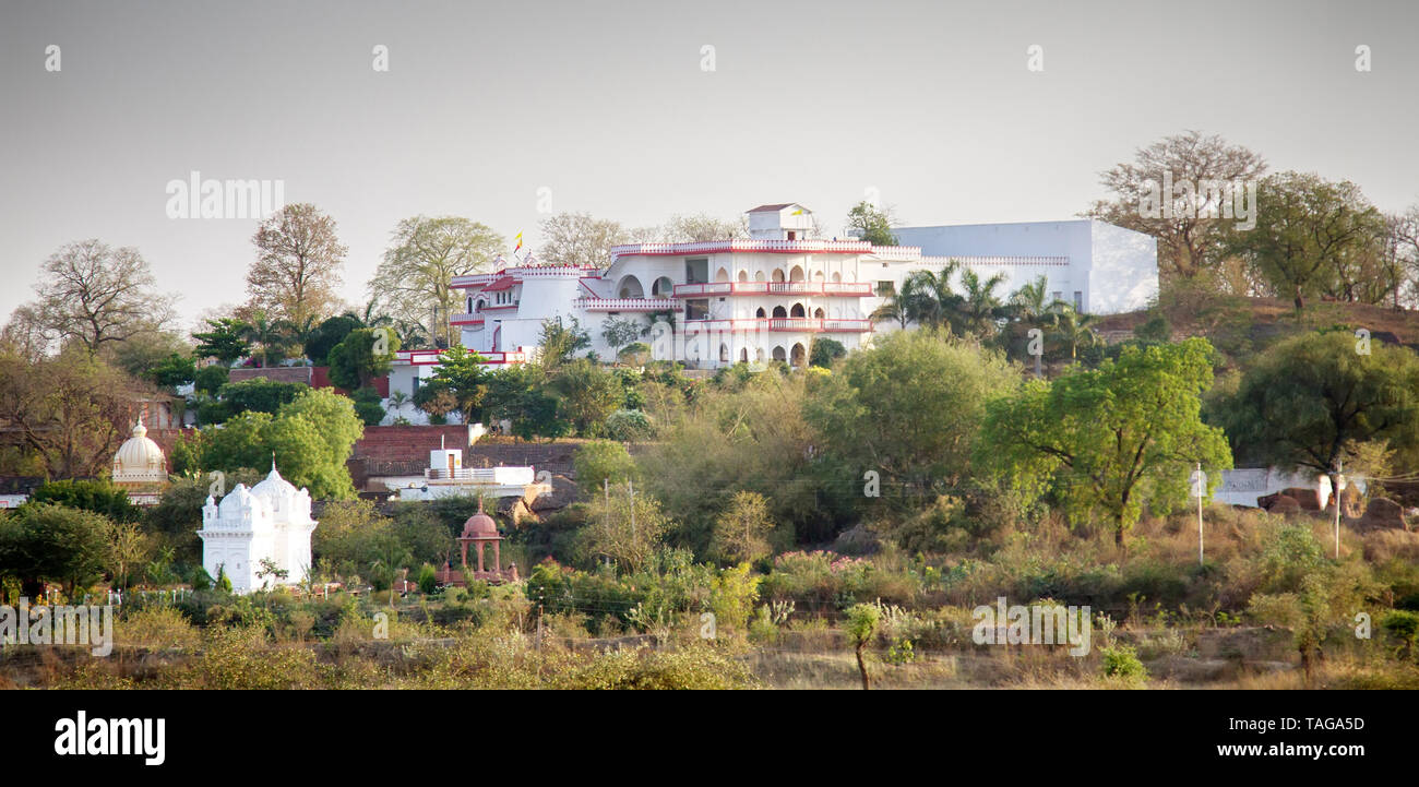 Avec un paysage attrayant Indian Palace et de petits autels sur green hills. Le mélange des couleurs d'hiver et de printemps sous les tropiques Banque D'Images