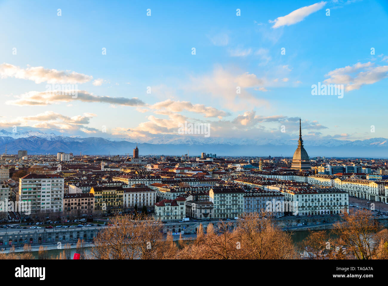Ville de Turin au coucher du soleil. Torino, Italie, panorama Vue urbaine avec la Mole Antonelliana sur la ville. Lumière colorée pittoresque et ciel dramatique. Banque D'Images